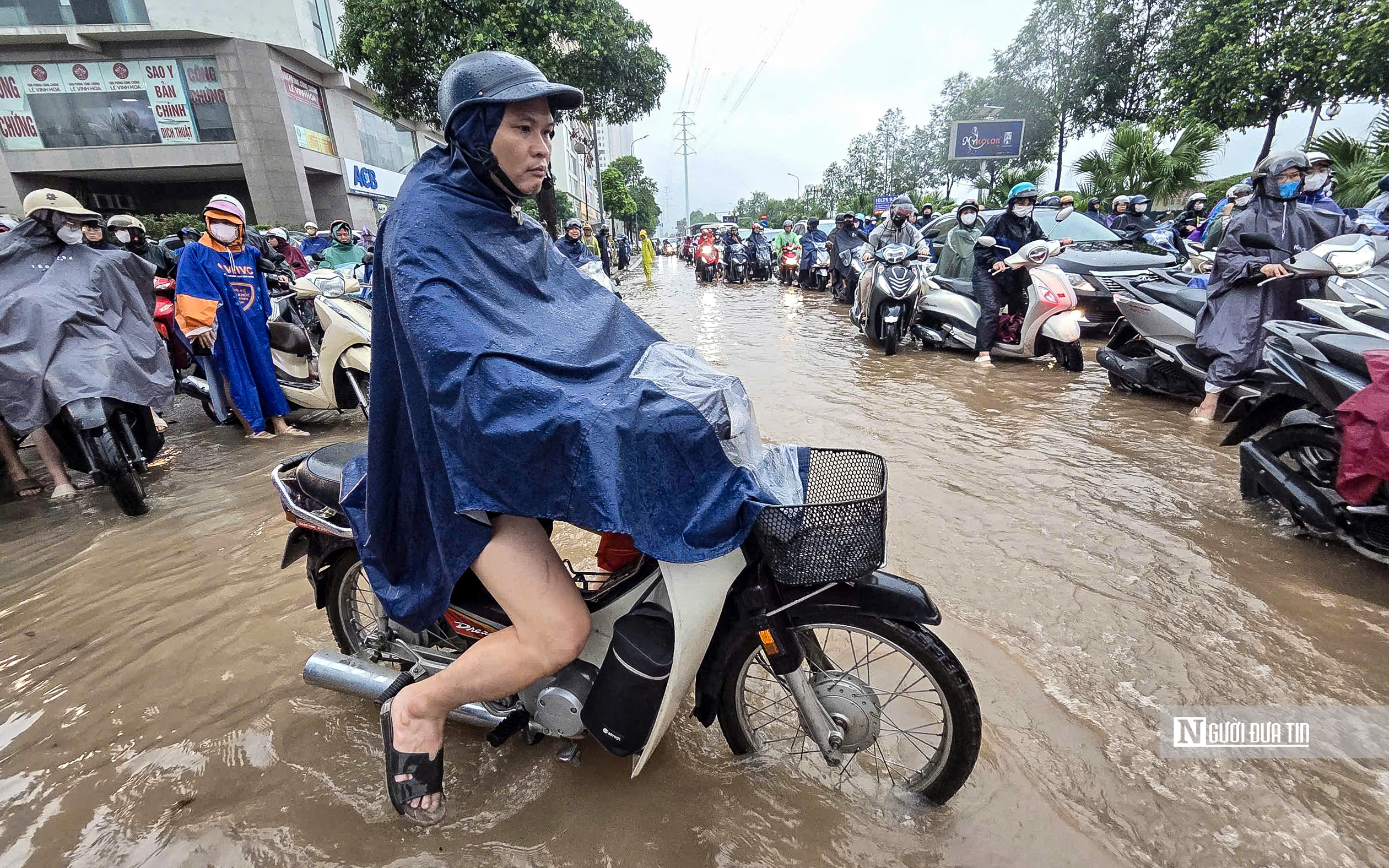 Hà Nội mưa lớn xuyên đêm, đường phố ngập sâu - Ảnh 4.