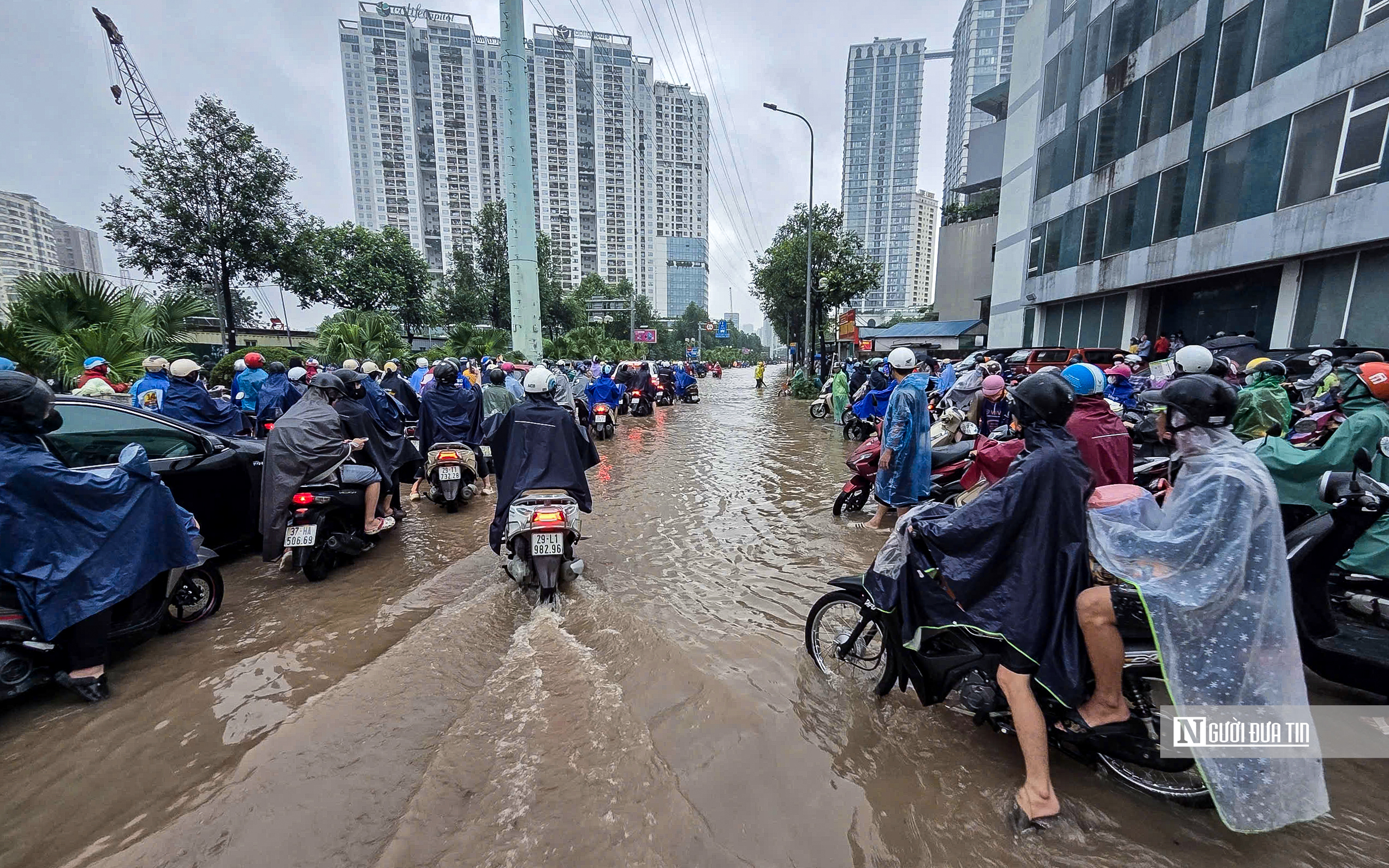 Hà Nội mưa lớn xuyên đêm, đường phố ngập sâu - Ảnh 1.