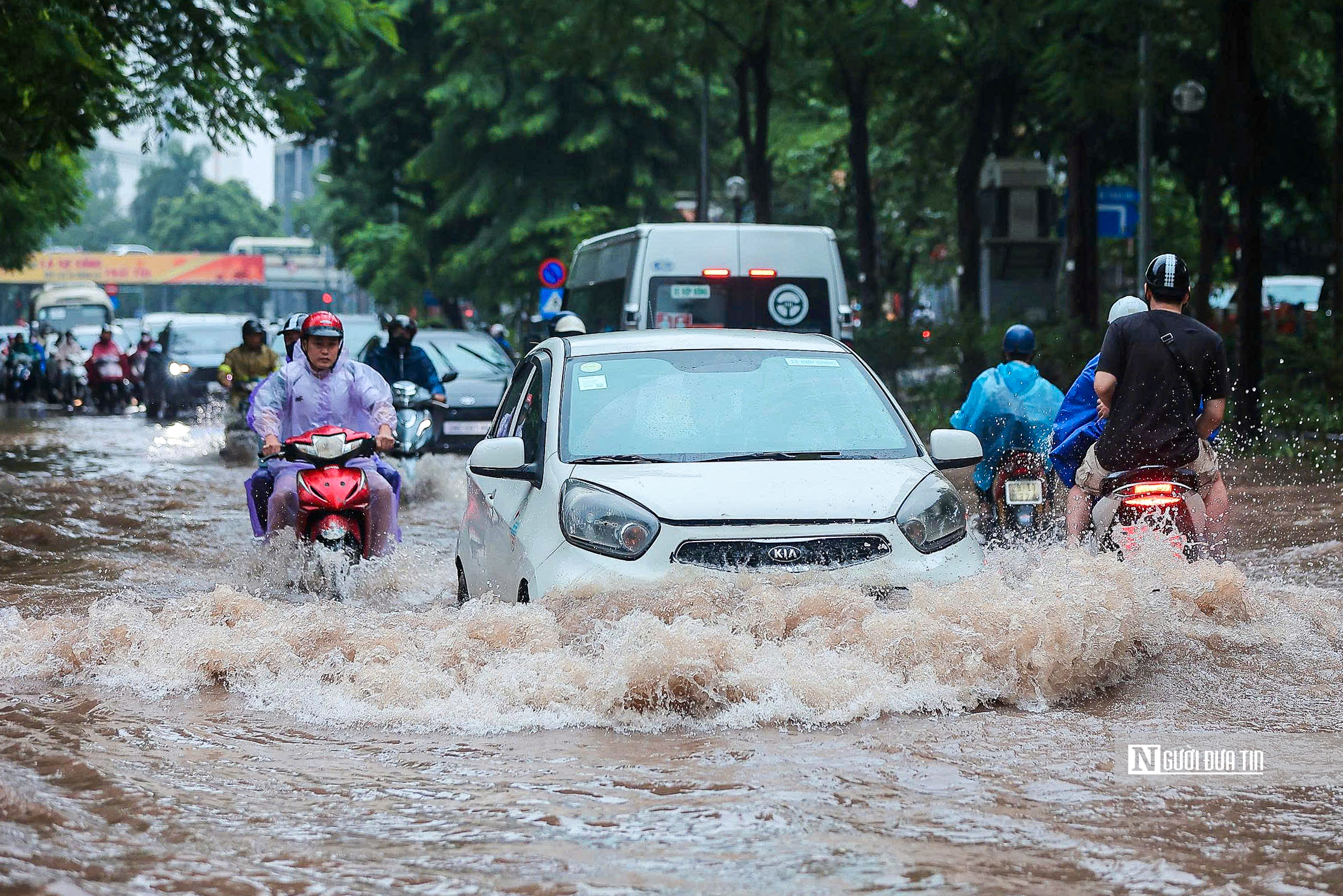 Hà Nội mưa lớn xuyên đêm, đường phố ngập sâu - Ảnh 12.