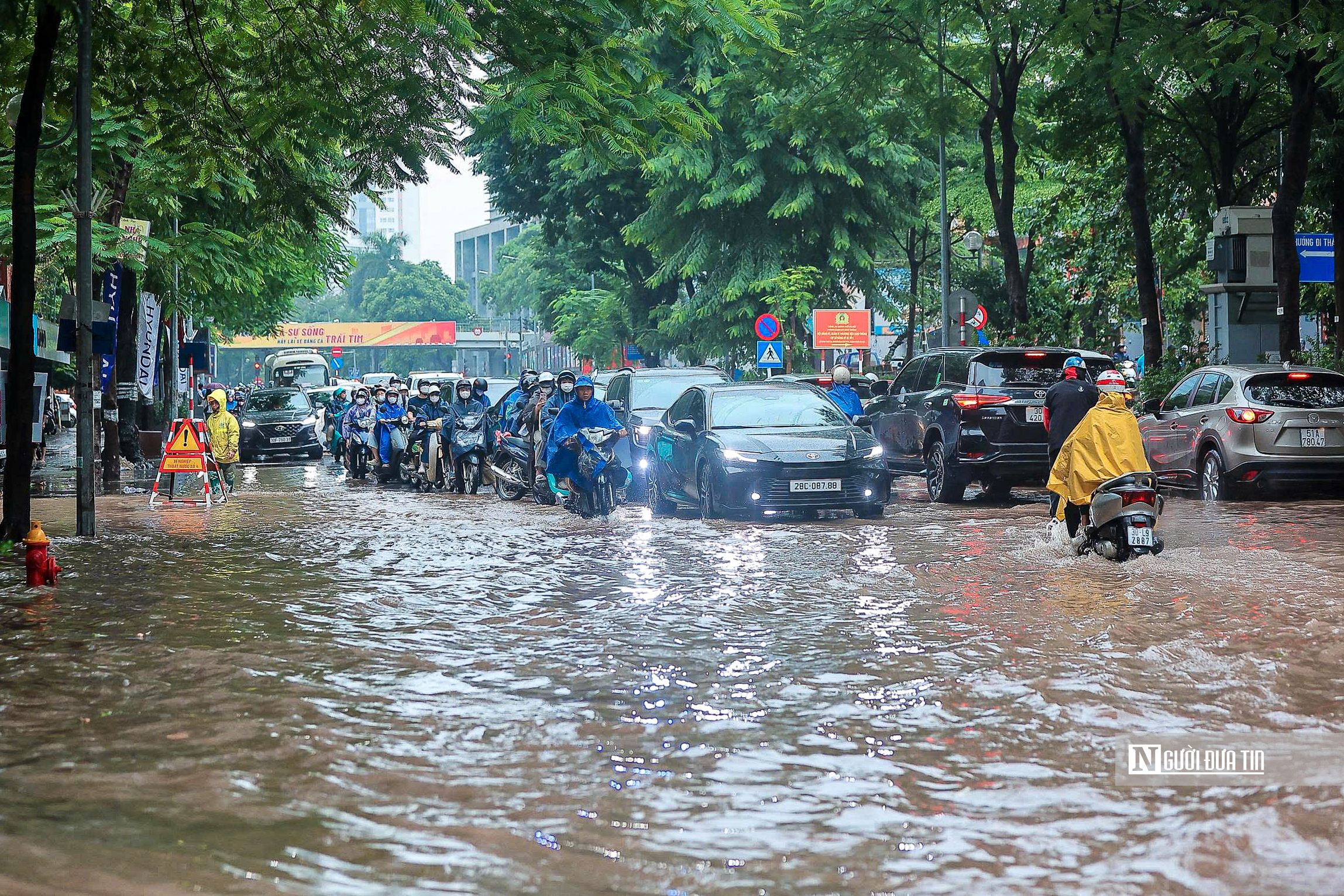Hà Nội mưa lớn xuyên đêm, đường phố ngập sâu - Ảnh 9.