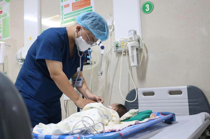 Người lớn nhỏ nhầm axit vào miệng, bé 1 tháng tuổi nhập viện cấp cứu - Ảnh 1.