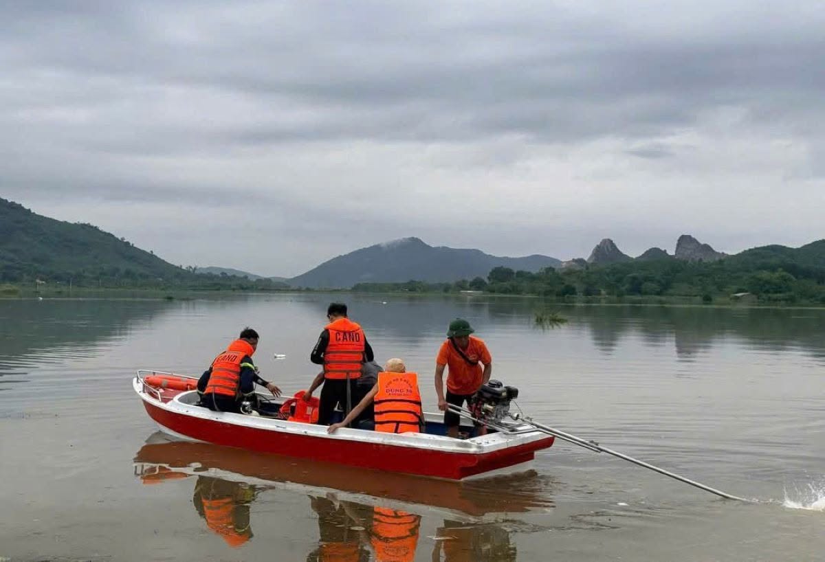 3 người tử vong do đuối nước trong lúc đánh cá giữa mưa lũ - Ảnh 1.