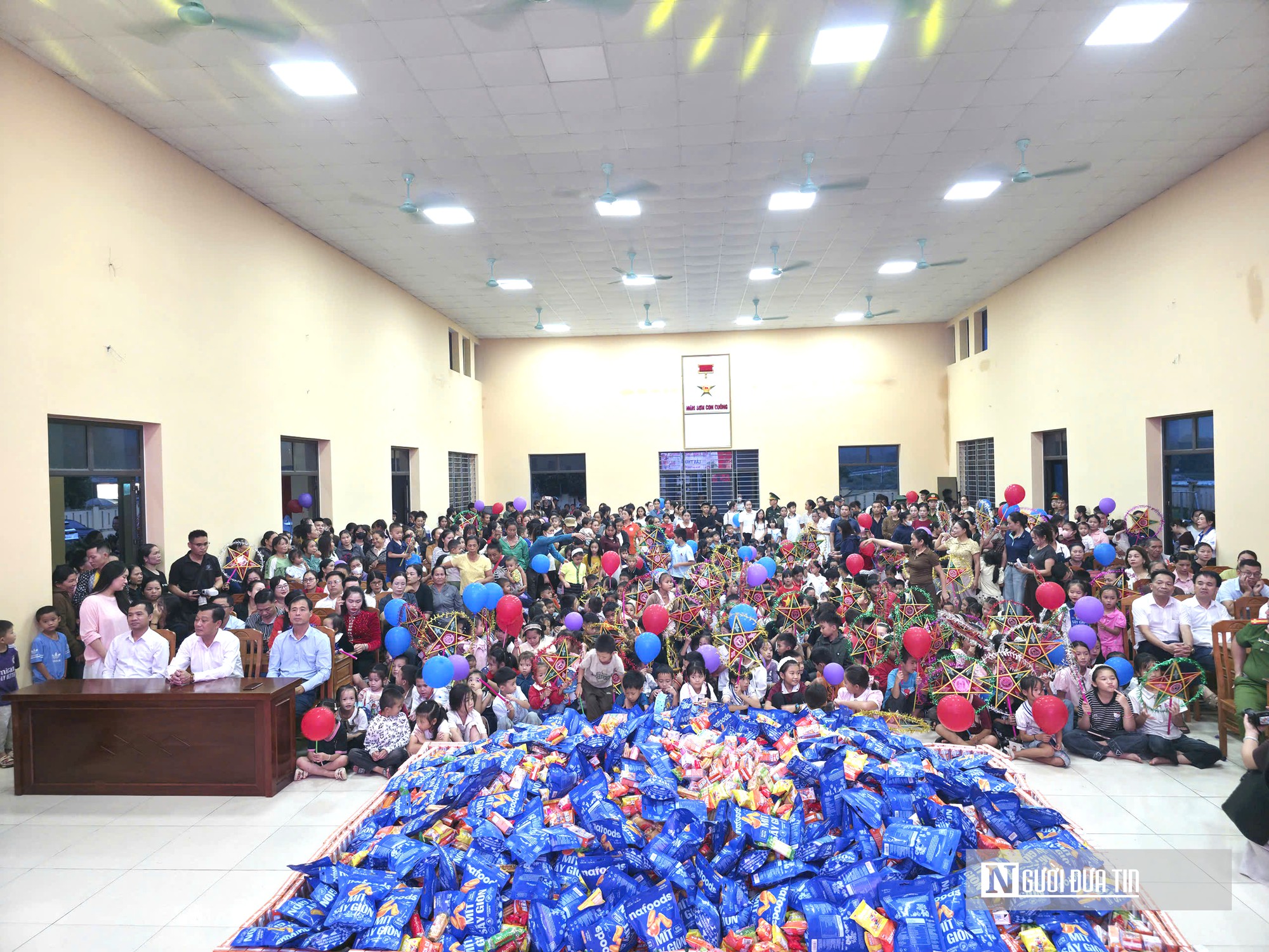 Những người làm báo xứ Nghệ mang trung thu đến sớm cho trẻ em vùng biên- Ảnh 1.