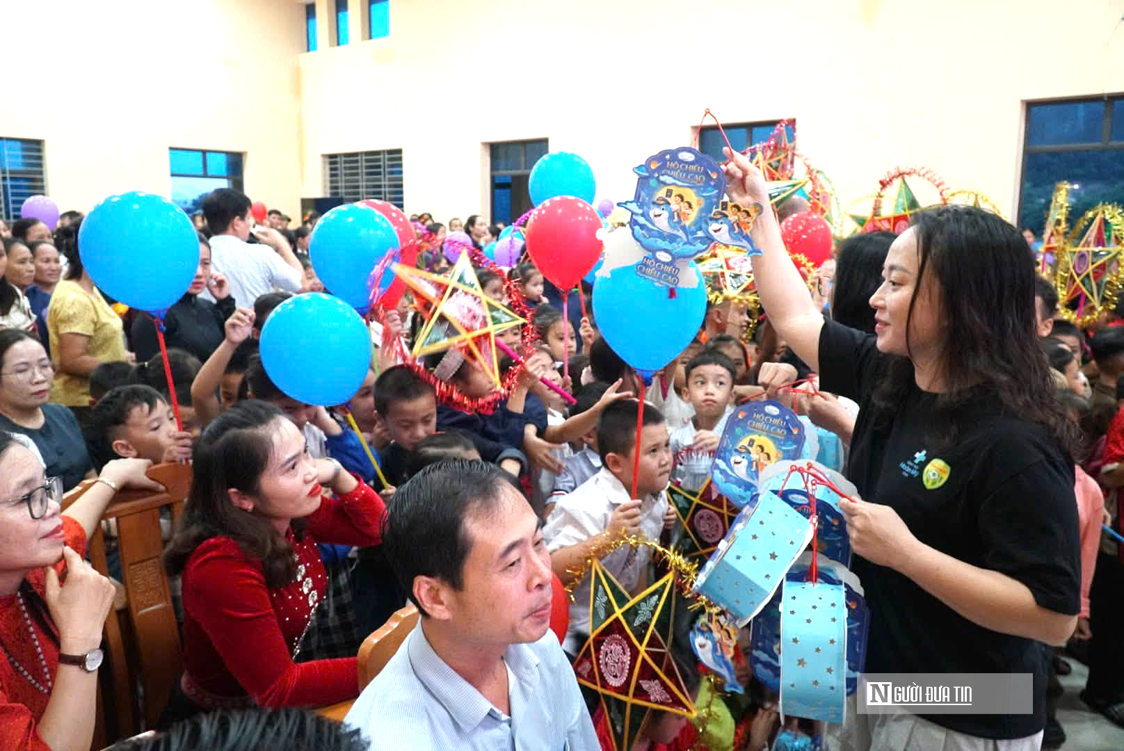 Những người làm báo xứ Nghệ mang trung thu đến sớm cho trẻ em vùng biên- Ảnh 3.