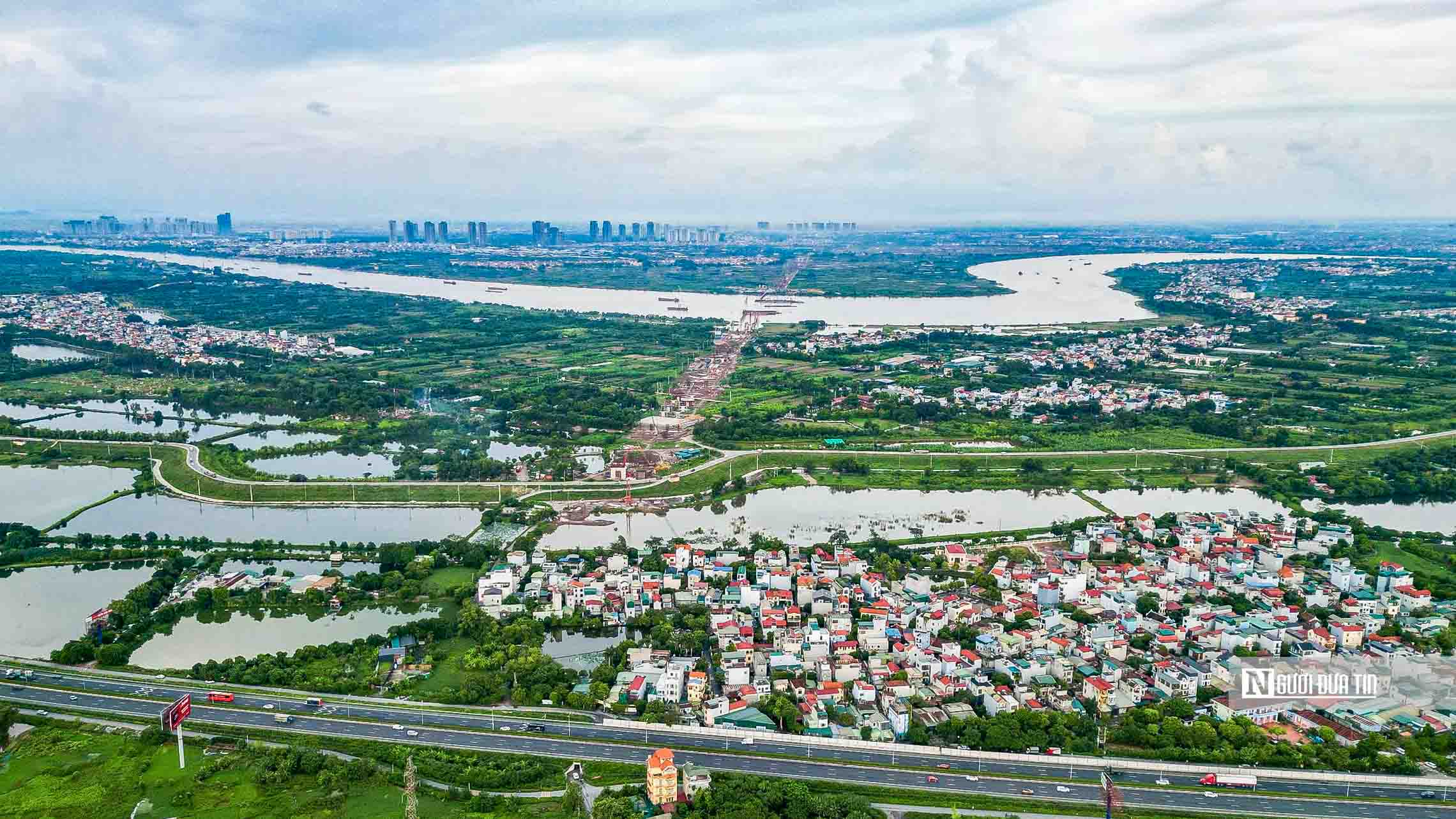 Toàn cảnh các cầu vượt sông Hông đang được xây dựng - Ảnh 22.