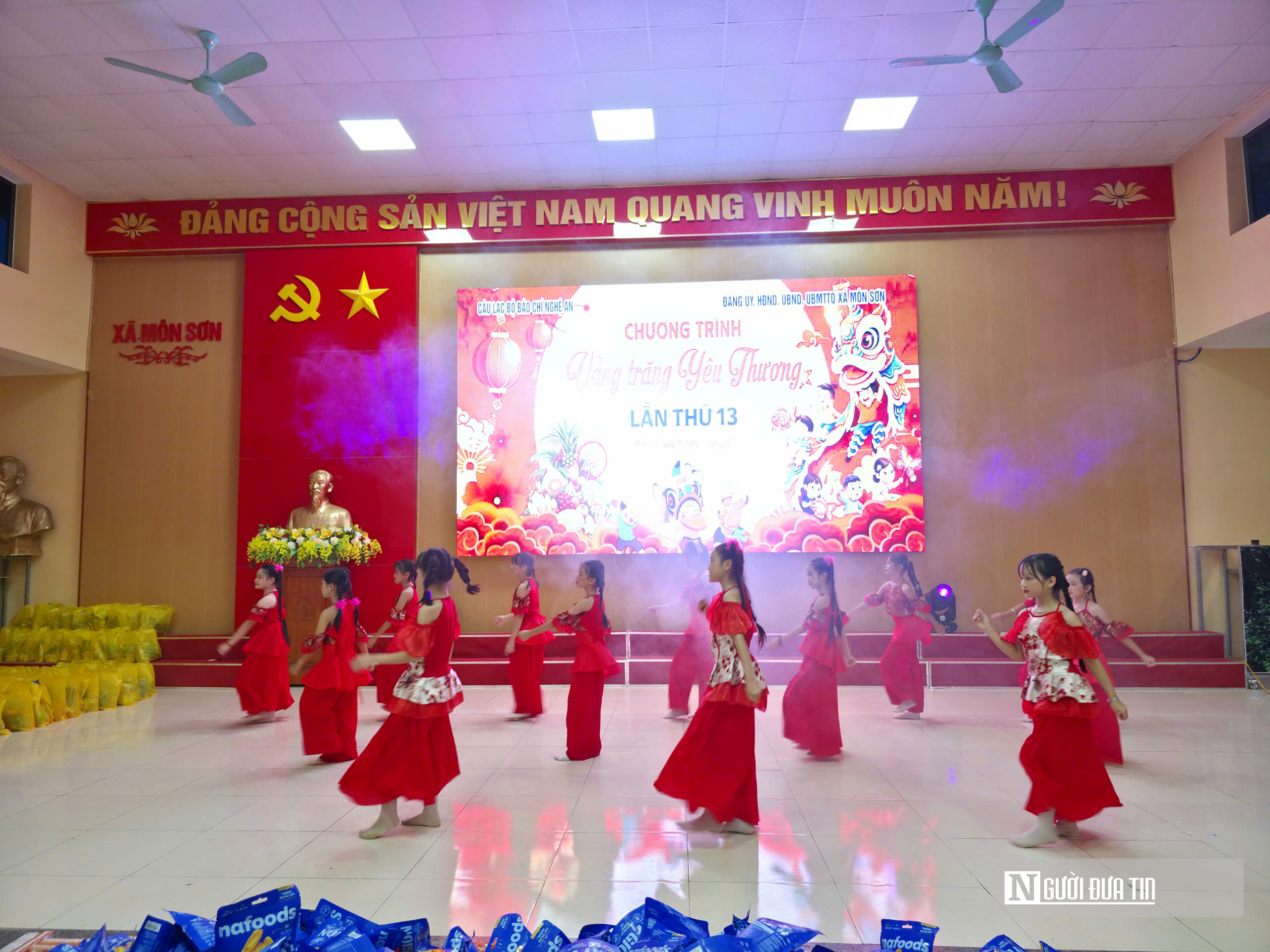 Những người làm báo xứ Nghệ mang trung thu đến sớm cho trẻ em vùng biên- Ảnh 2.