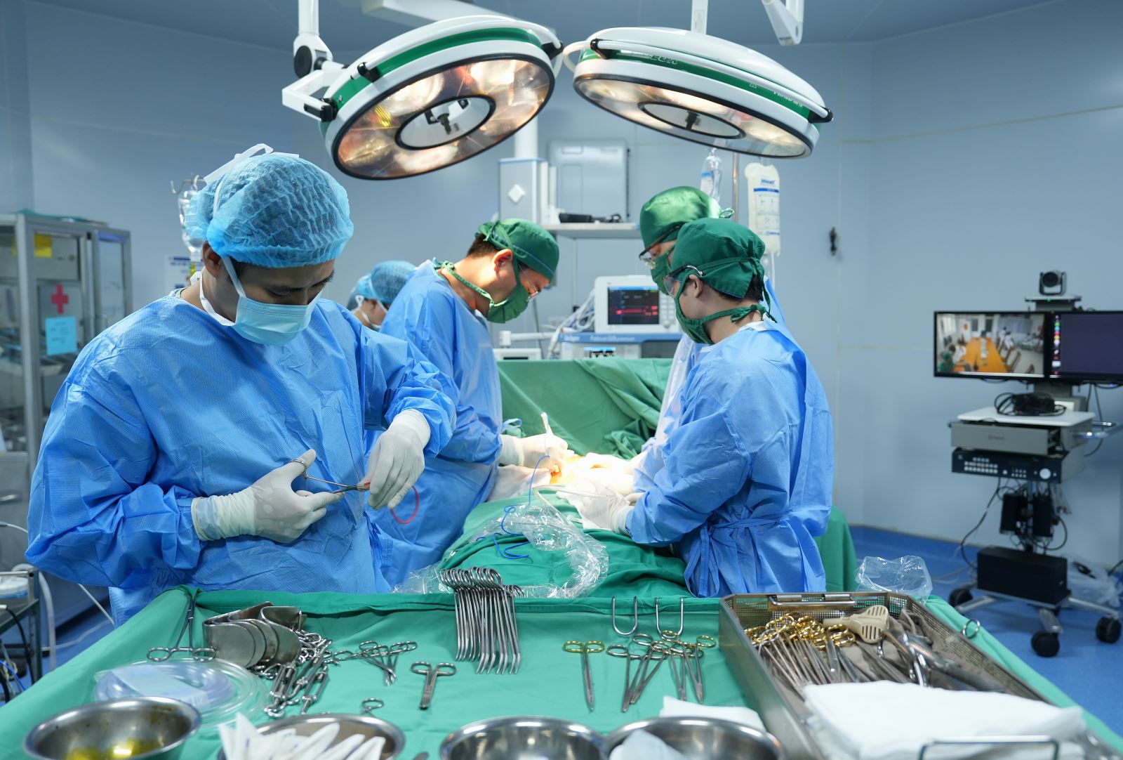 Gần 20 y bác sĩ cúi đầu trước người hiến tạng: “Sự sống được tiếp nối” - Ảnh 1.