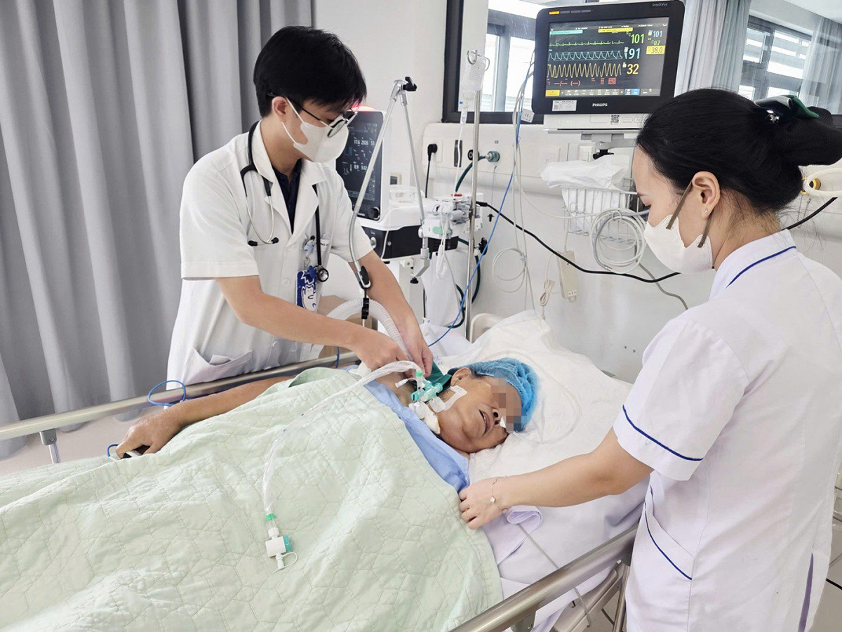 Gai hoa giấy đâm vào chân, cụ bà 71 tuổi nguy kịch - Ảnh 1.