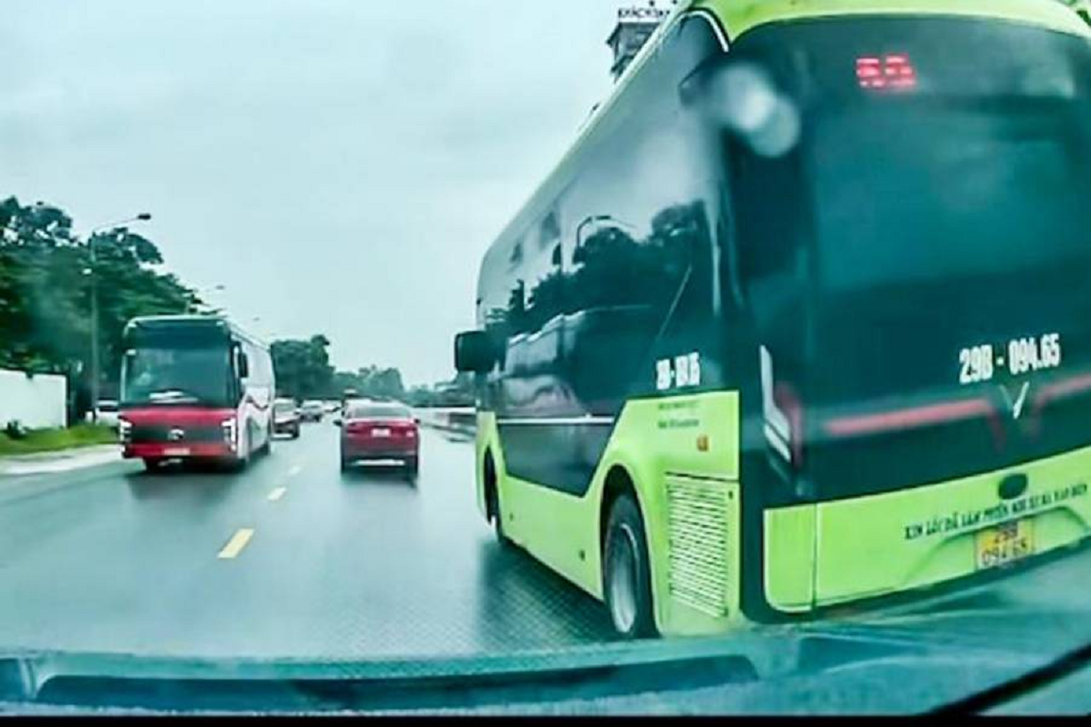 Tài xế xe buýt ở Hà Nội bị xử phạt sau màn vượt ẩu trên quốc lộ - Ảnh 1.