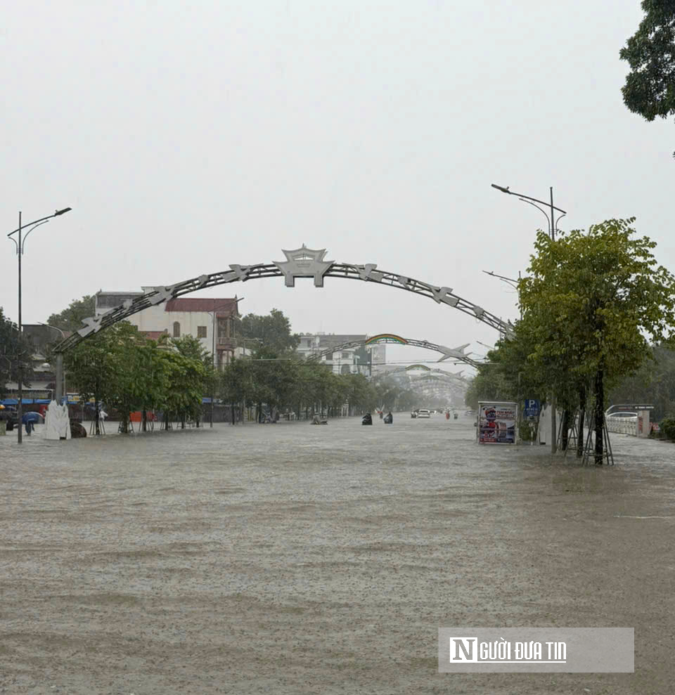 Nghệ An: Mưa xối xả nhiều tuyến phố ngập nặng, khiến hàng loạt phương tiện chết máy- Ảnh 3.