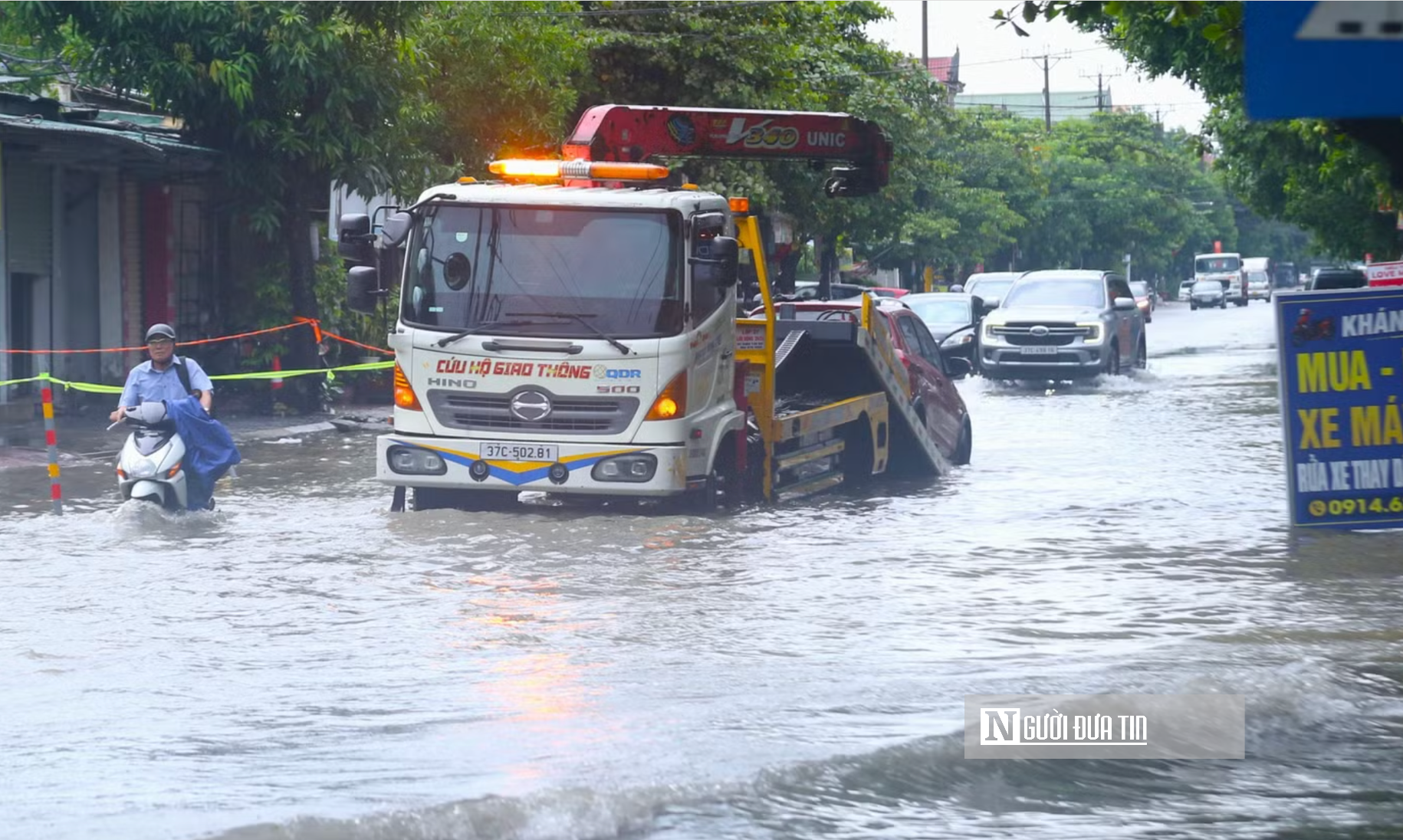 Nghệ An: Mưa xối xả nhiều tuyến phố ngập nặng, khiến hàng loạt phương tiện chết máy- Ảnh 9.