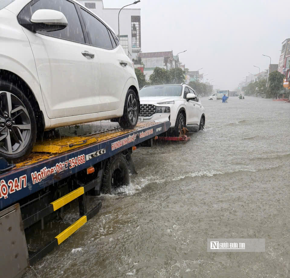 Nghệ An: Mưa xối xả nhiều tuyến phố ngập nặng, khiến hàng loạt phương tiện chết máy- Ảnh 10.