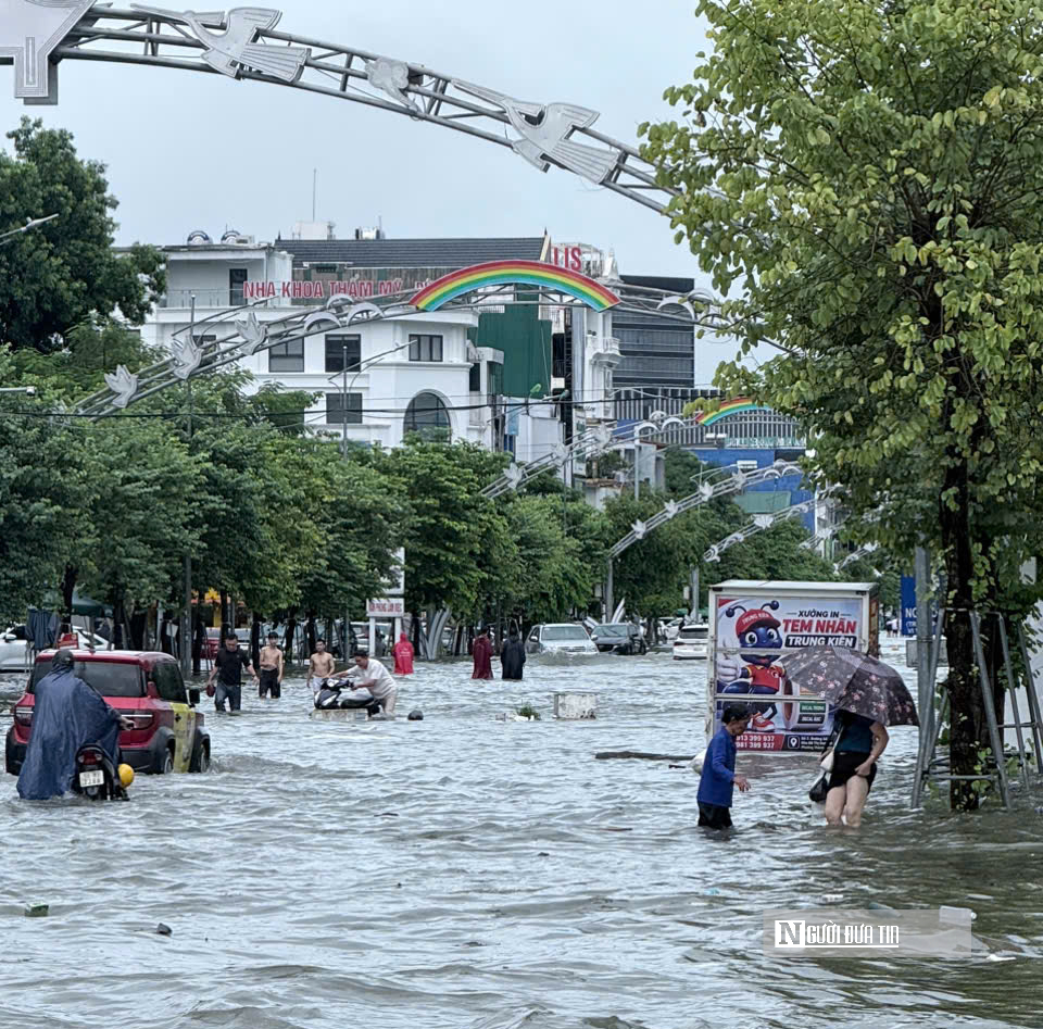 Nghệ An: Mưa xối xả nhiều tuyến phố ngập nặng, khiến hàng loạt phương tiện chết máy- Ảnh 5.