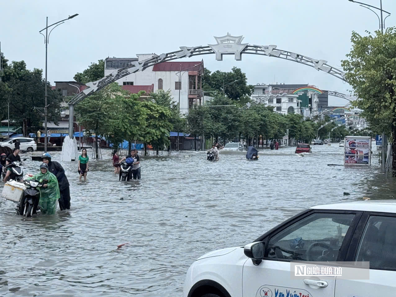 Nghệ An: Mưa xối xả nhiều tuyến phố ngập nặng, khiến hàng loạt phương tiện chết máy- Ảnh 6.