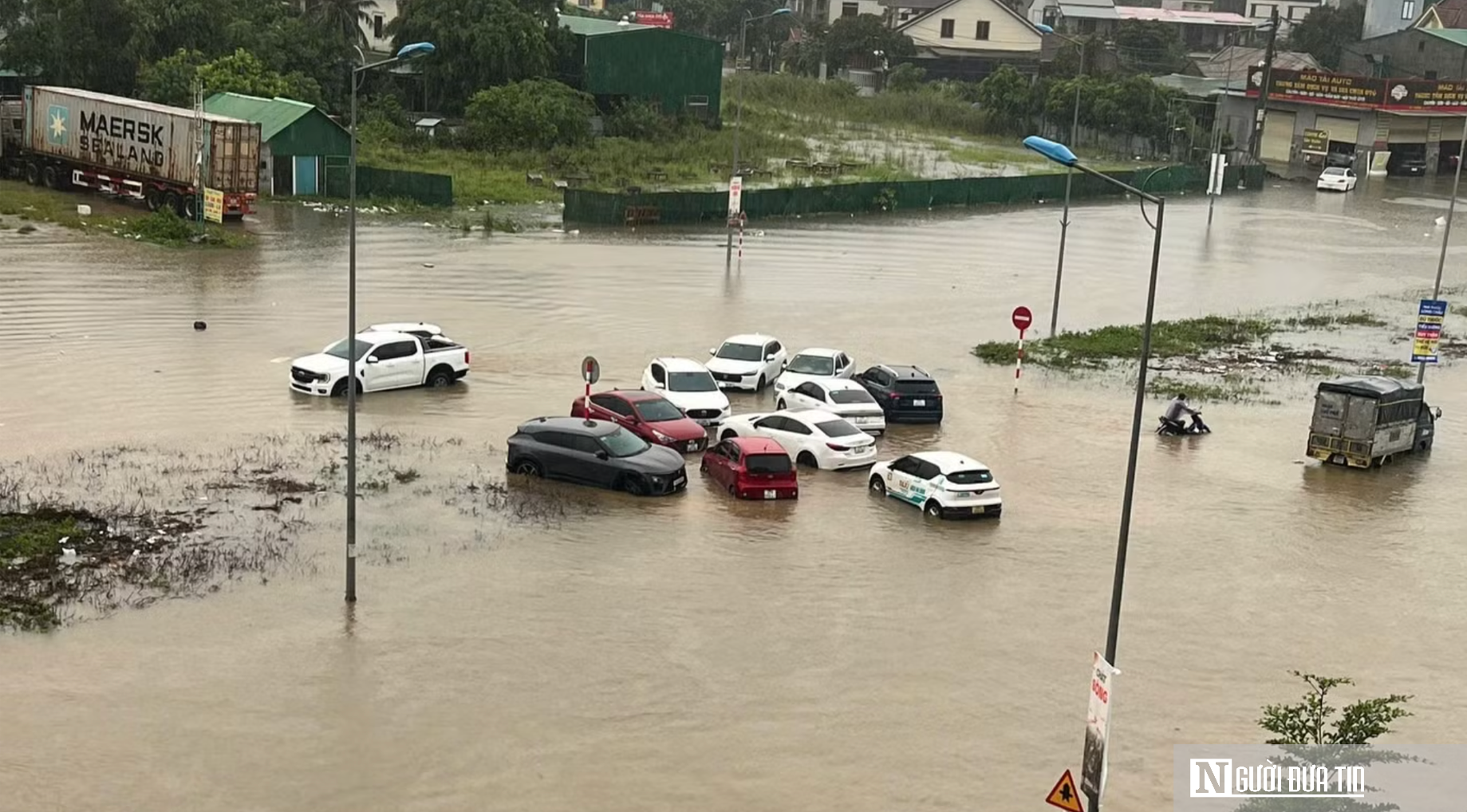 Nghệ An: Mưa xối xả nhiều tuyến phố ngập nặng, khiến hàng loạt phương tiện chết máy- Ảnh 8.