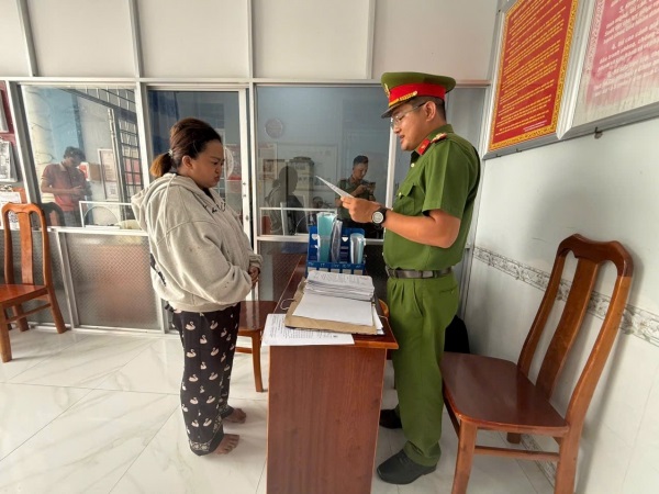 Bắt người phụ nữ d&ugrave;ng AI giả tin nhắn ng&acirc;n h&agrave;ng, lừa hơn 440 triệu đồng - Ảnh 1.