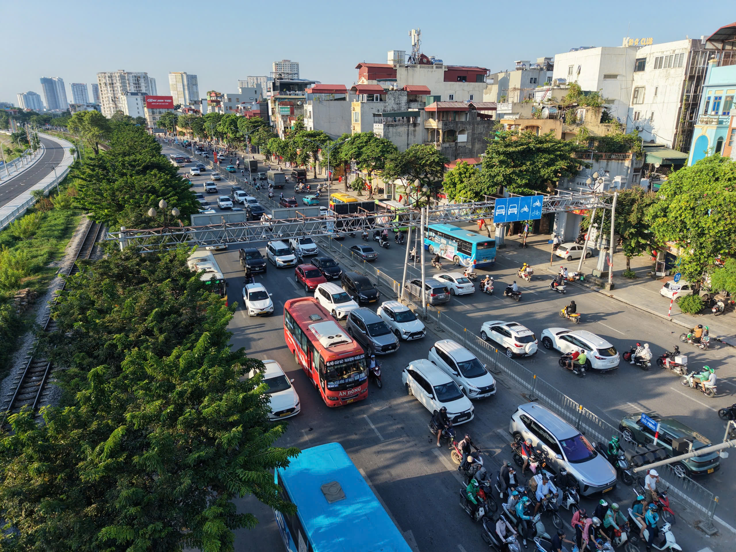 Ngày cuối nghỉ lễ 2/9: Cửa ngõ Hà Nội đông xe nhưng không “nghẹt thở” - Ảnh 8.