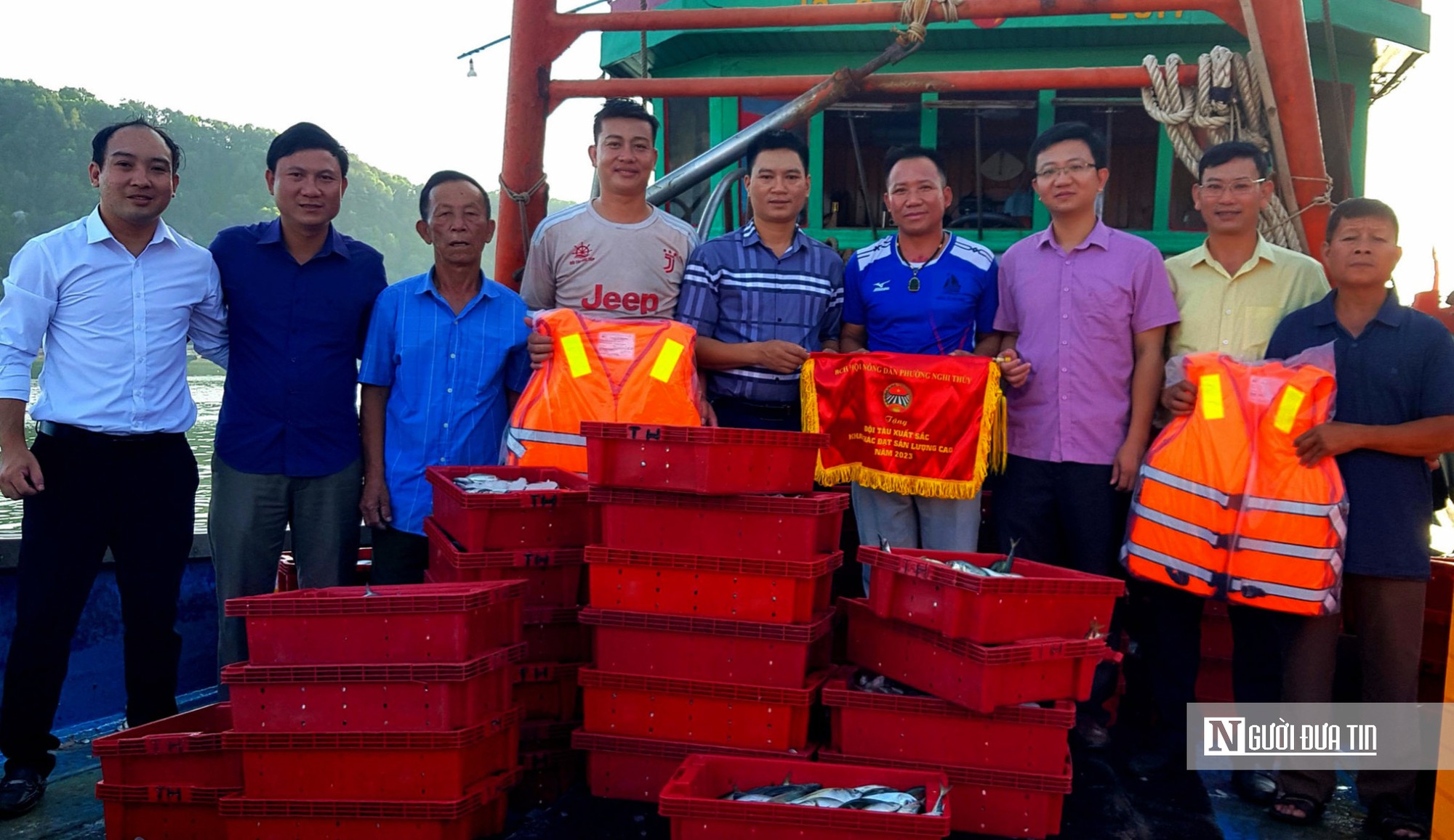 Những người thầm lặng “canh giữ” nơi biển cả: Thu gom rác thải từ biển vào bờ gây quỹ tặng ngư dân nghèo - Ảnh 1.