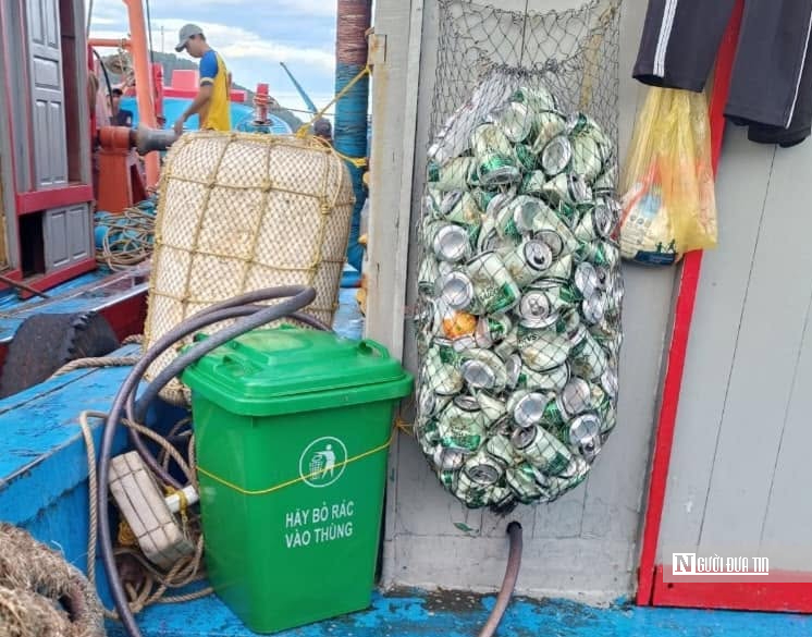 Những người thầm lặng “canh giữ” nơi biển cả: Thu gom rác thải từ biển vào bờ gây quỹ tặng ngư dân nghèo - Ảnh 2.