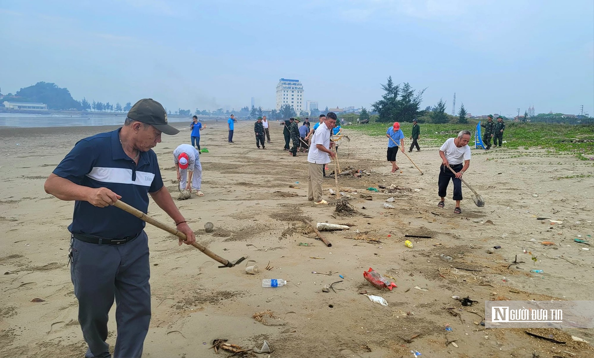 Những người thầm lặng “canh giữ” nơi biển cả: Thu gom rác thải từ biển vào bờ gây quỹ tặng ngư dân nghèo - Ảnh 5.