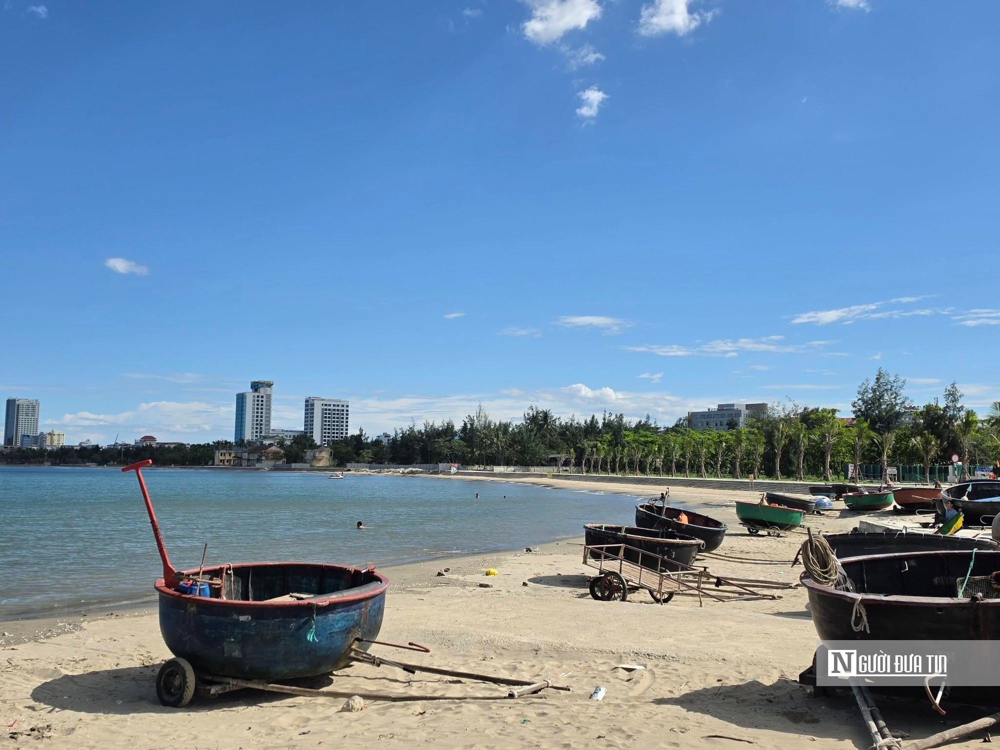 Những người thầm lặng “canh giữ” nơi biển cả: Thu gom rác thải từ biển vào bờ gây quỹ tặng ngư dân nghèo - Ảnh 6.