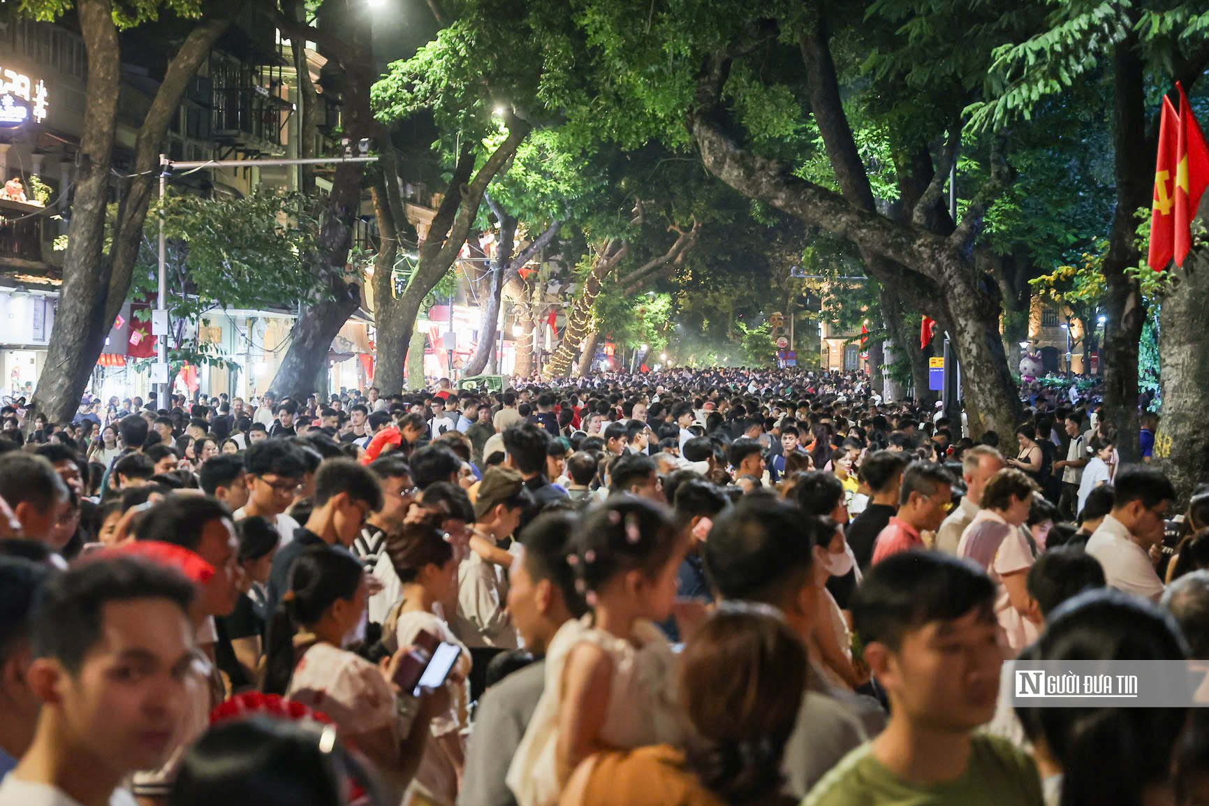Hàng nghìn người đổ về hồ Gươm xem pháo hoa mừng Quốc khánh 2/9- Ảnh 2.