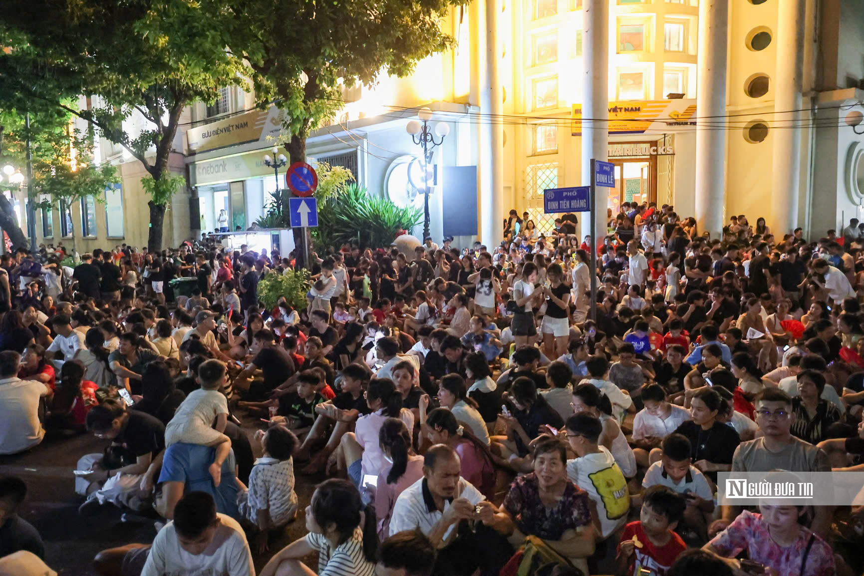Hàng nghìn người đổ về hồ Gươm xem pháo hoa mừng Quốc khánh 2/9- Ảnh 5.