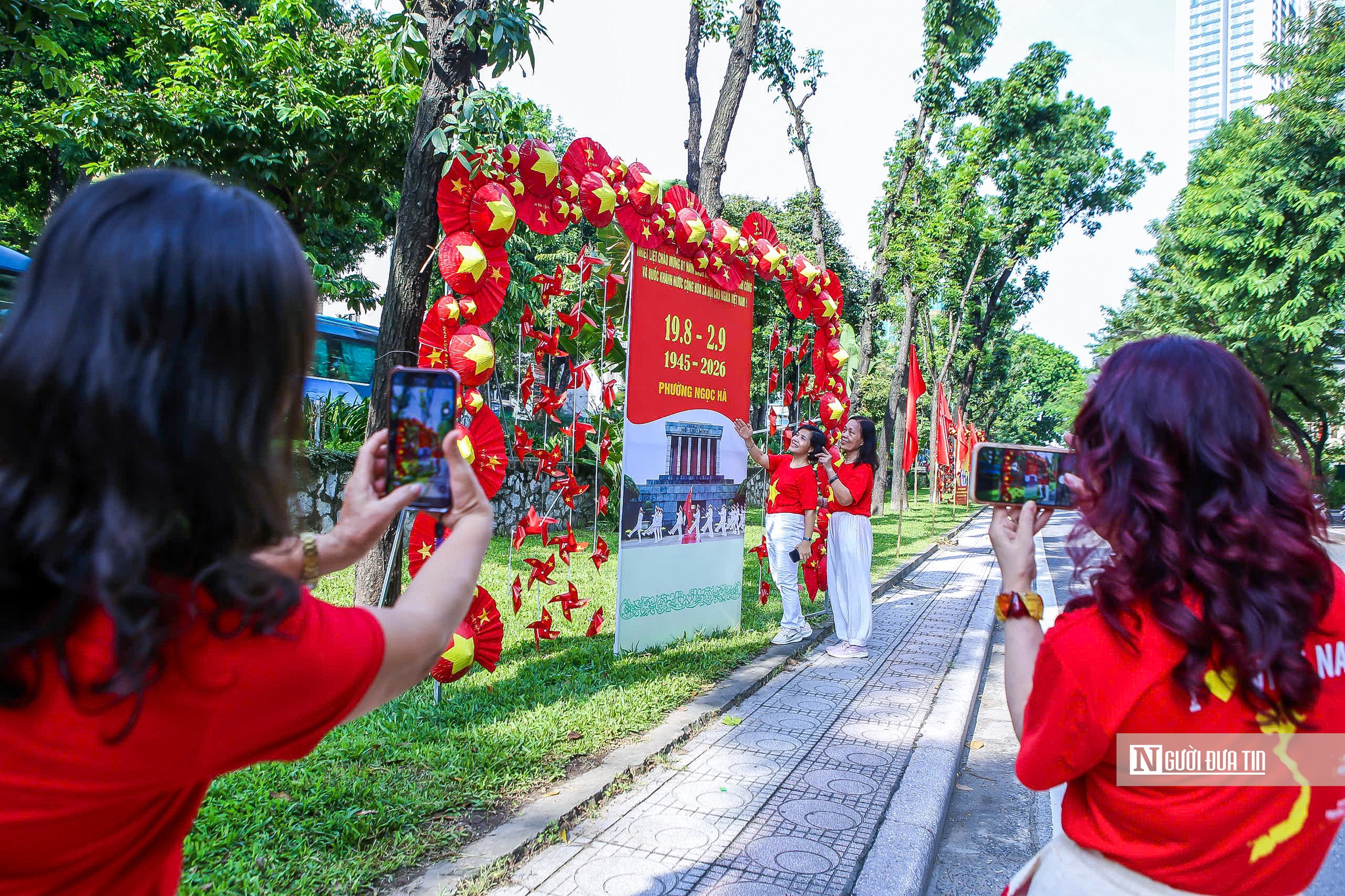 Hà Nội: Người dân rộn ràng xuống phố mừng Quốc khánh 2/9- Ảnh 14.
