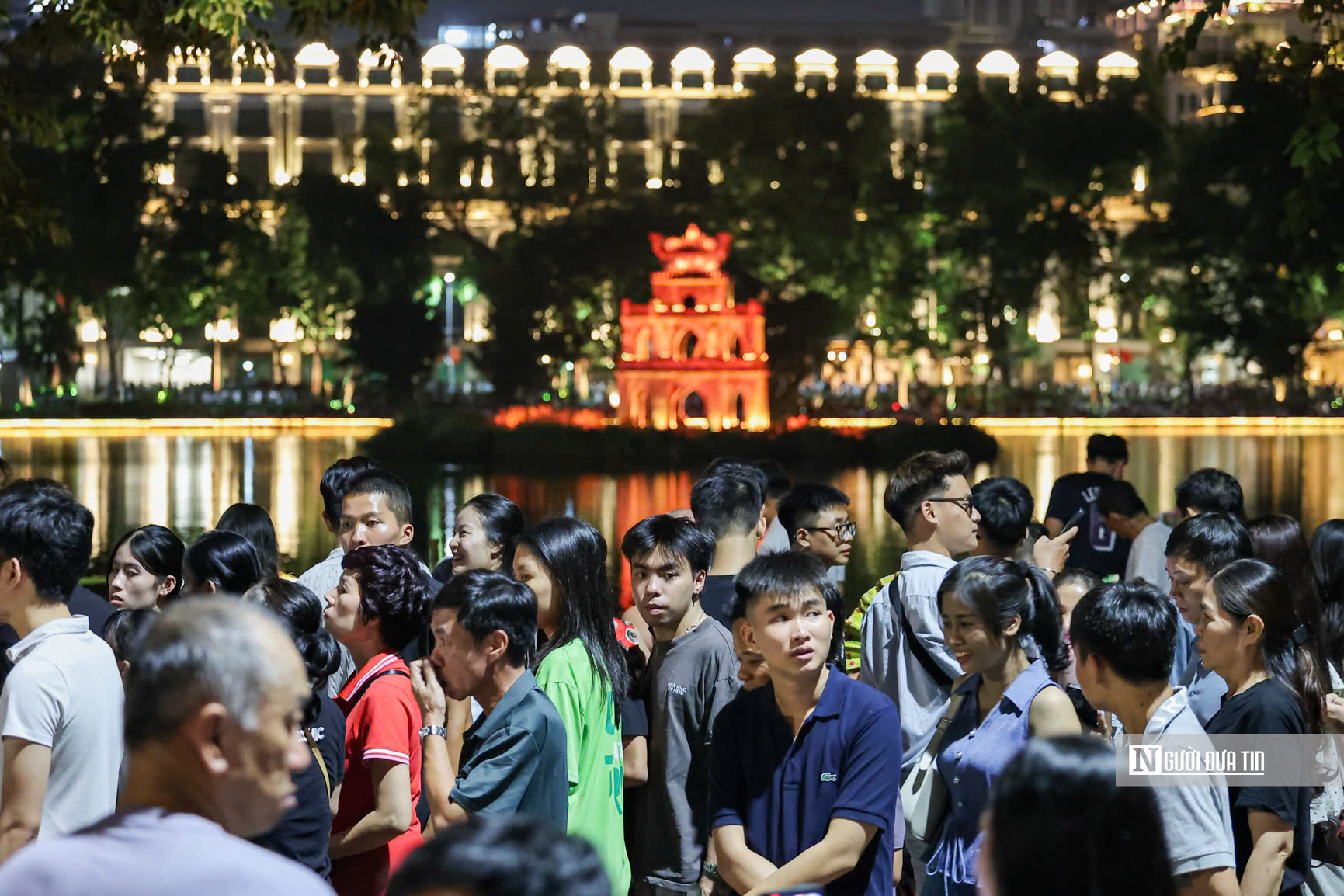 Hàng nghìn người đổ về hồ Gươm xem pháo hoa mừng Quốc khánh 2/9- Ảnh 6.