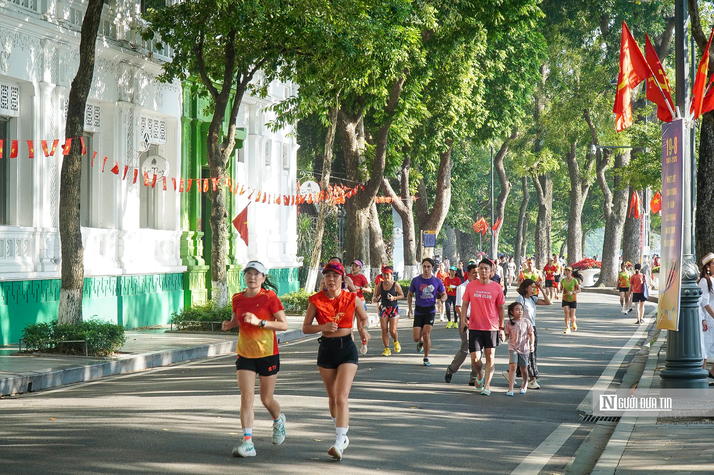 Hà Nội: Người dân rộn ràng xuống phố mừng Quốc khánh 2/9- Ảnh 12.