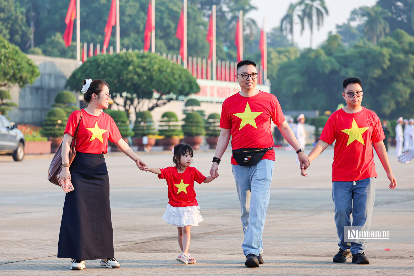 Hà Nội: Người dân rộn ràng xuống phố mừng Quốc khánh 2/9- Ảnh 4.