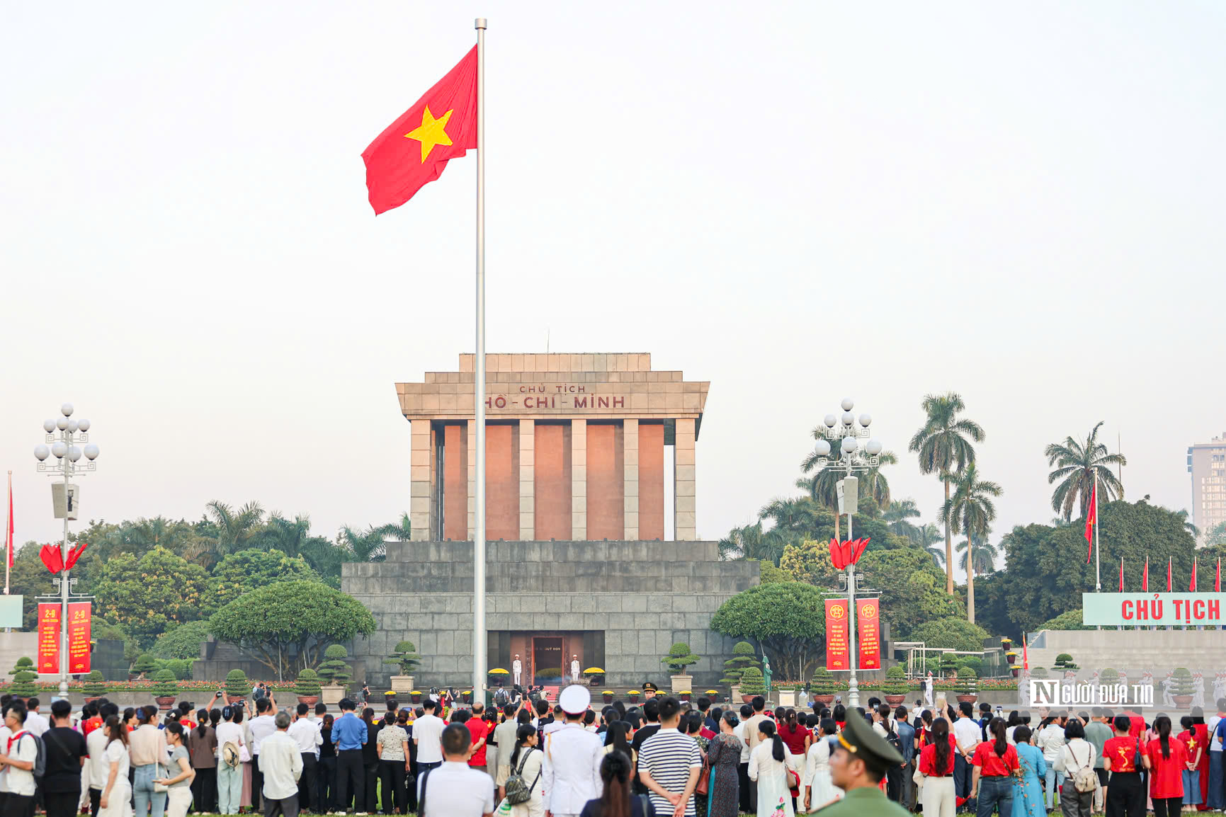 Hà Nội: Người dân rộn ràng xuống phố mừng Quốc khánh 2/9- Ảnh 1.