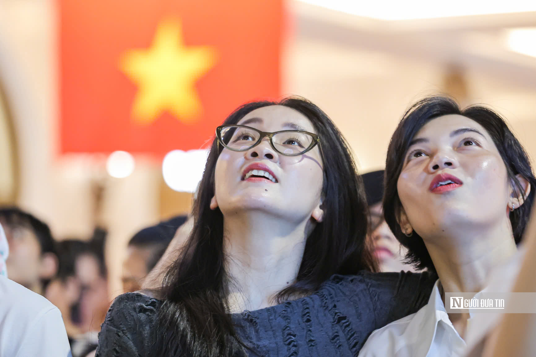 Hàng nghìn người đổ về hồ Gươm xem pháo hoa mừng Quốc khánh 2/9- Ảnh 13.