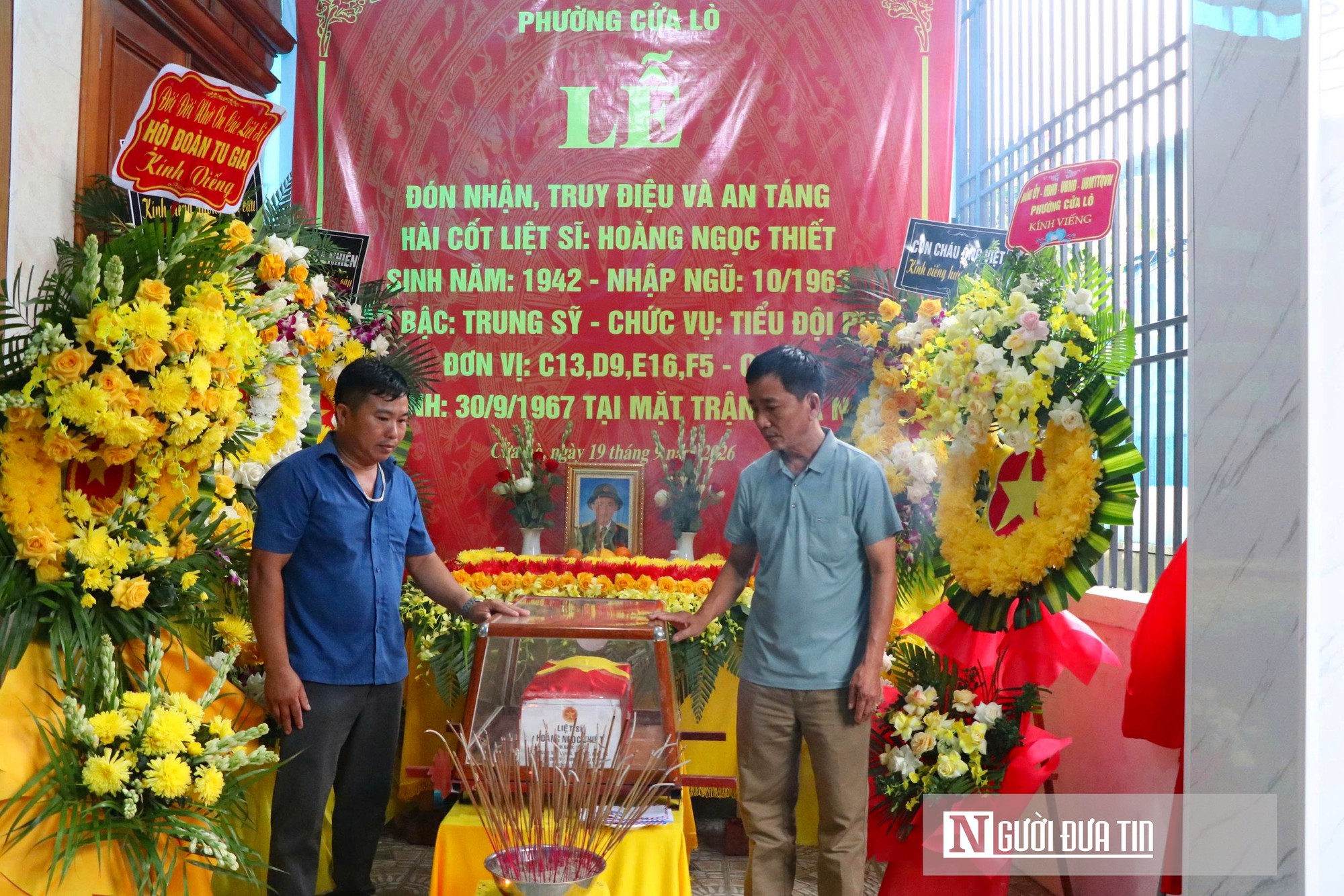 Hàng trăm người dân cầm cờ Tổ quốc, nghẹn ngào đón liệt sĩ trở về sau gần 60 năm- Ảnh 6.