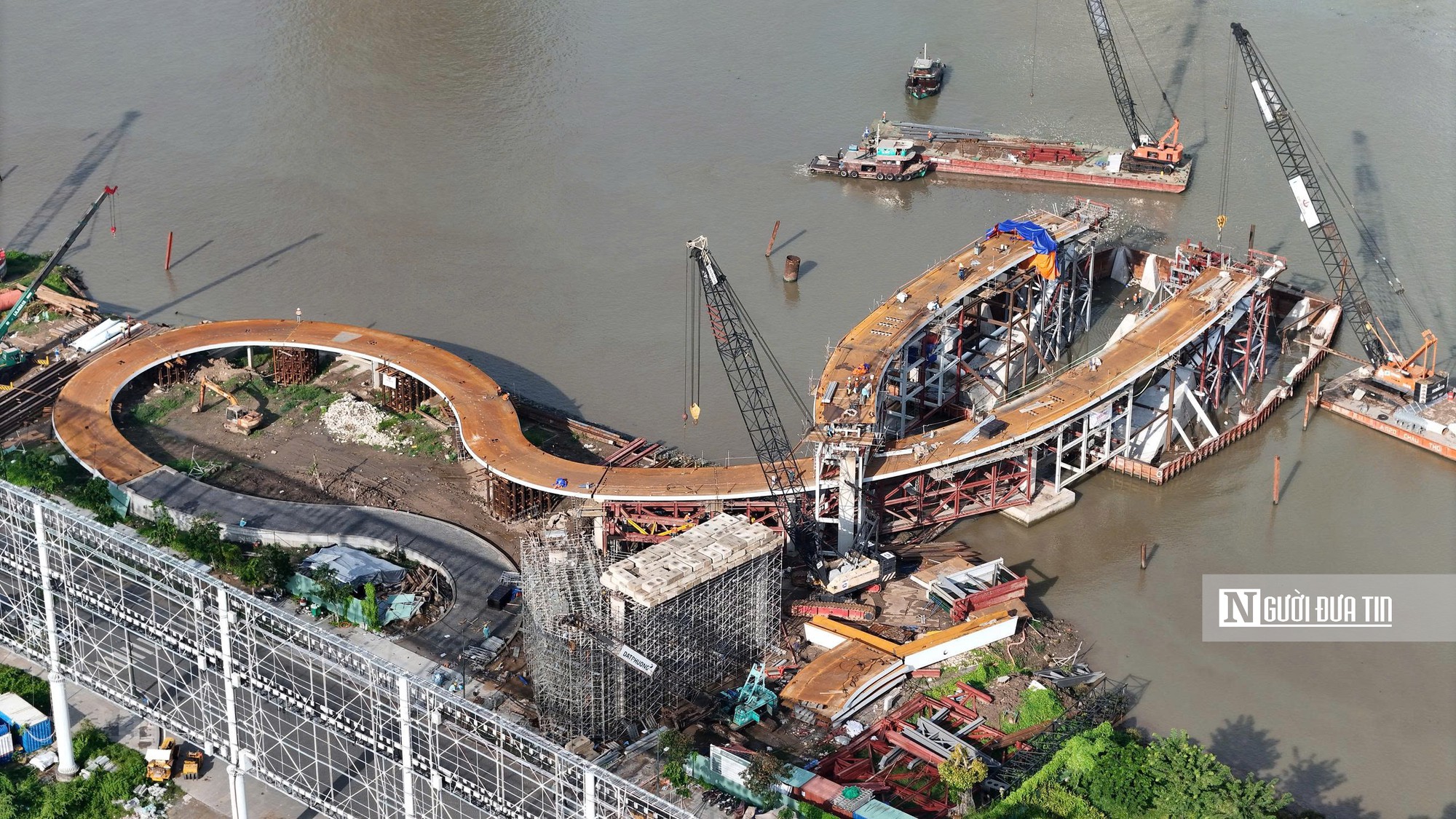 Lỡ hẹn mốc 2/9, cầu đi bộ dáng “lá dừa nước" dồn lực hợp long trong tháng 9- Ảnh 3.