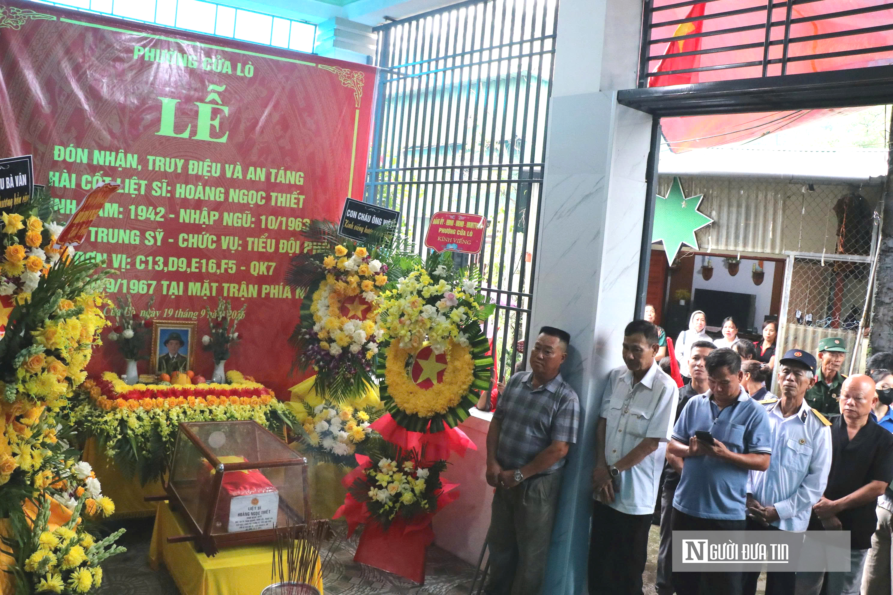 Hàng trăm người dân cầm cờ Tổ quốc, nghẹn ngào đón liệt sĩ trở về sau gần 60 năm- Ảnh 3.