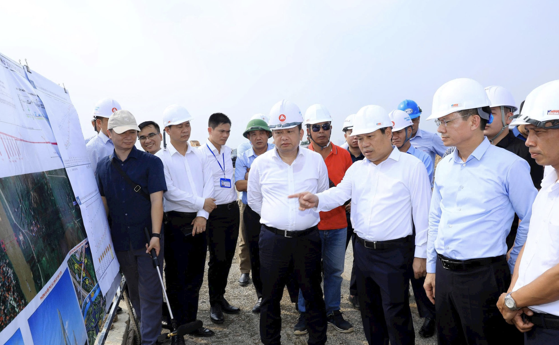 Hà Nội: Tuyệt đối không để có mặt bằng nhưng nhà thầu triển khai chậm - Ảnh 2.