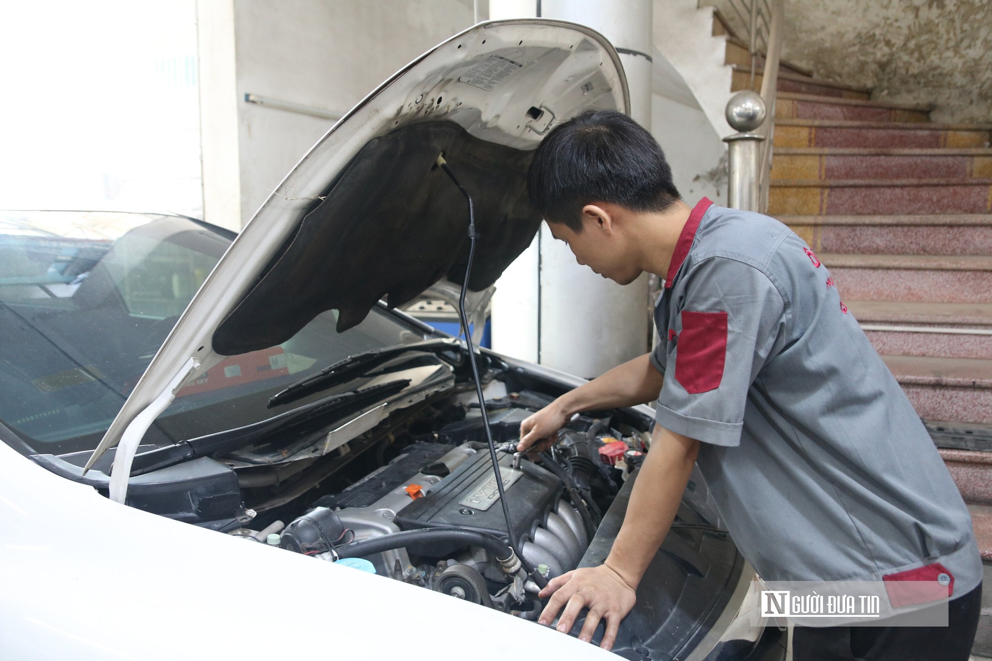 Nghệ An: Gara quá tải sau mưa lớn và lời cảnh báo "đắt giá" của thợ xe - Ảnh 13.