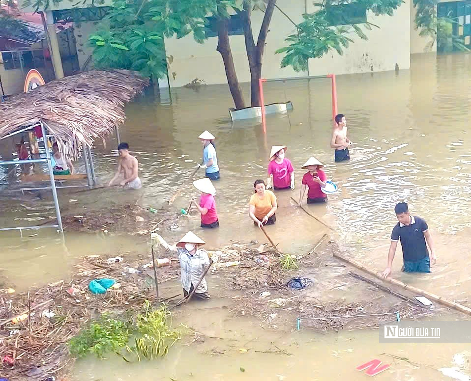 Giáo viên mầm non ở lại trường, đội đèn dọn vệ sinh sau lũ đón trẻ- Ảnh 4.