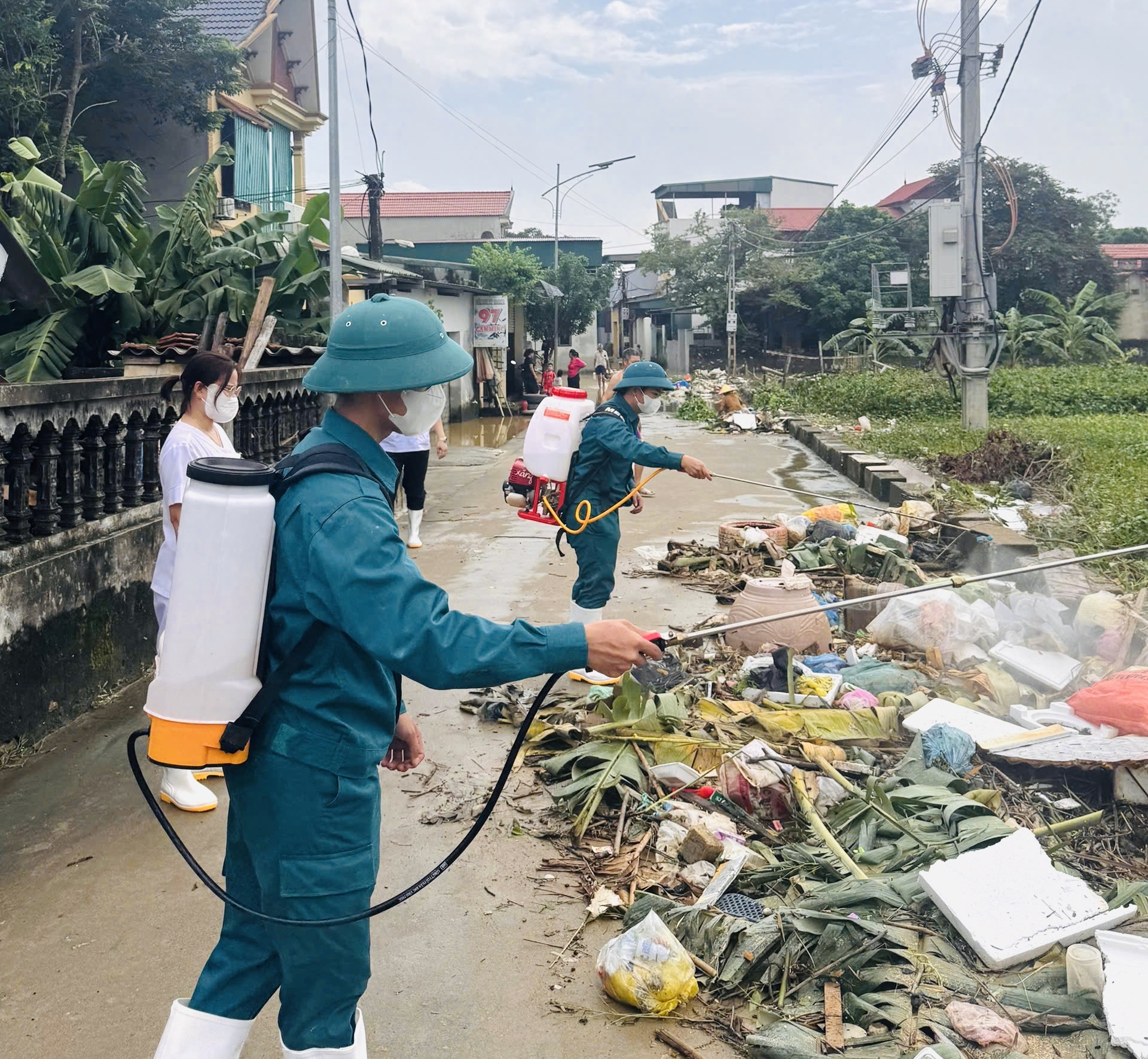 Người dân vùng lũ trở về dọn nhà, học sinh trở lại trường sau mưa lũ- Ảnh 6.