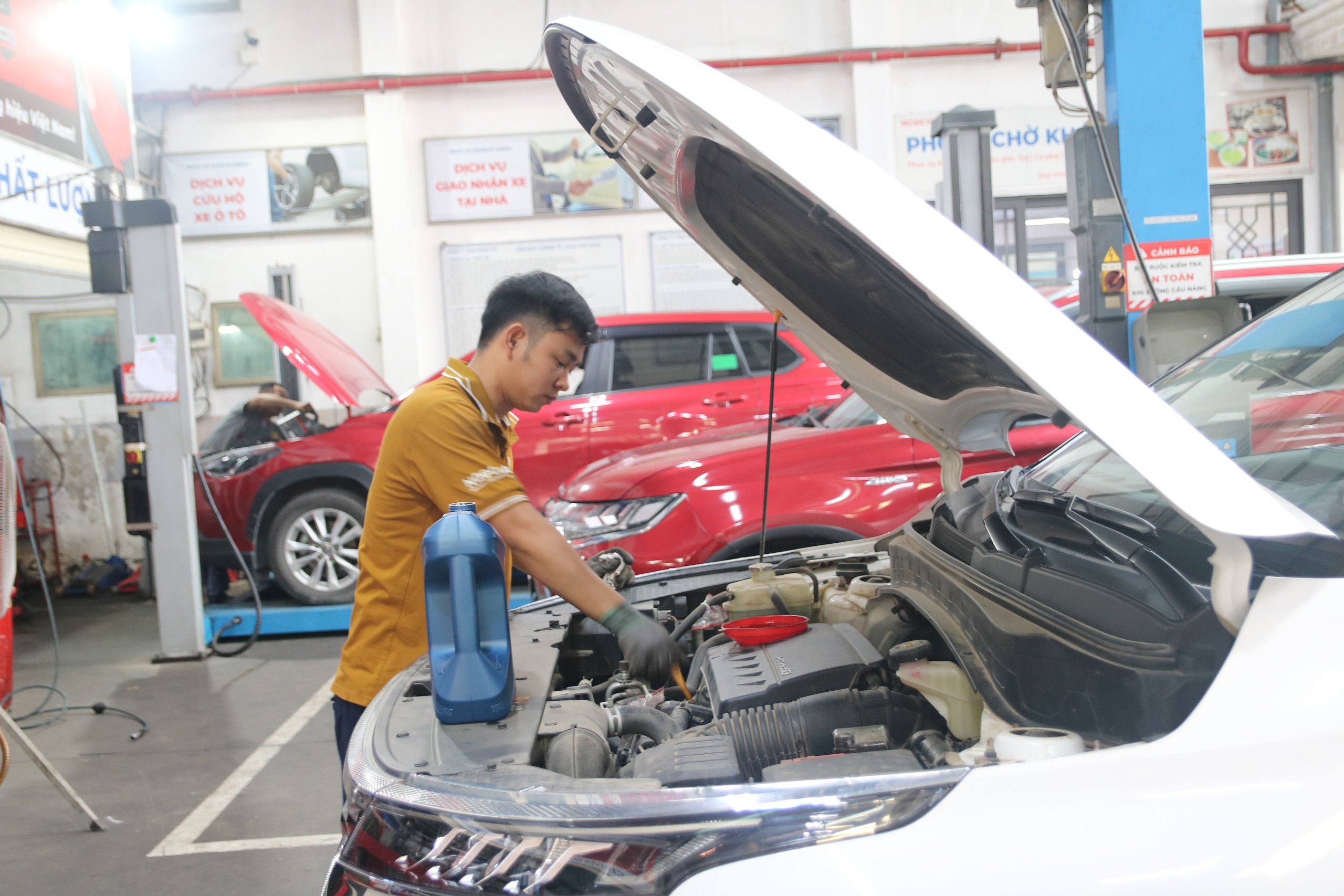 Nghệ An: Gara quá tải sau mưa lớn và lời cảnh báo "đắt giá" của thợ xe - Ảnh 15.