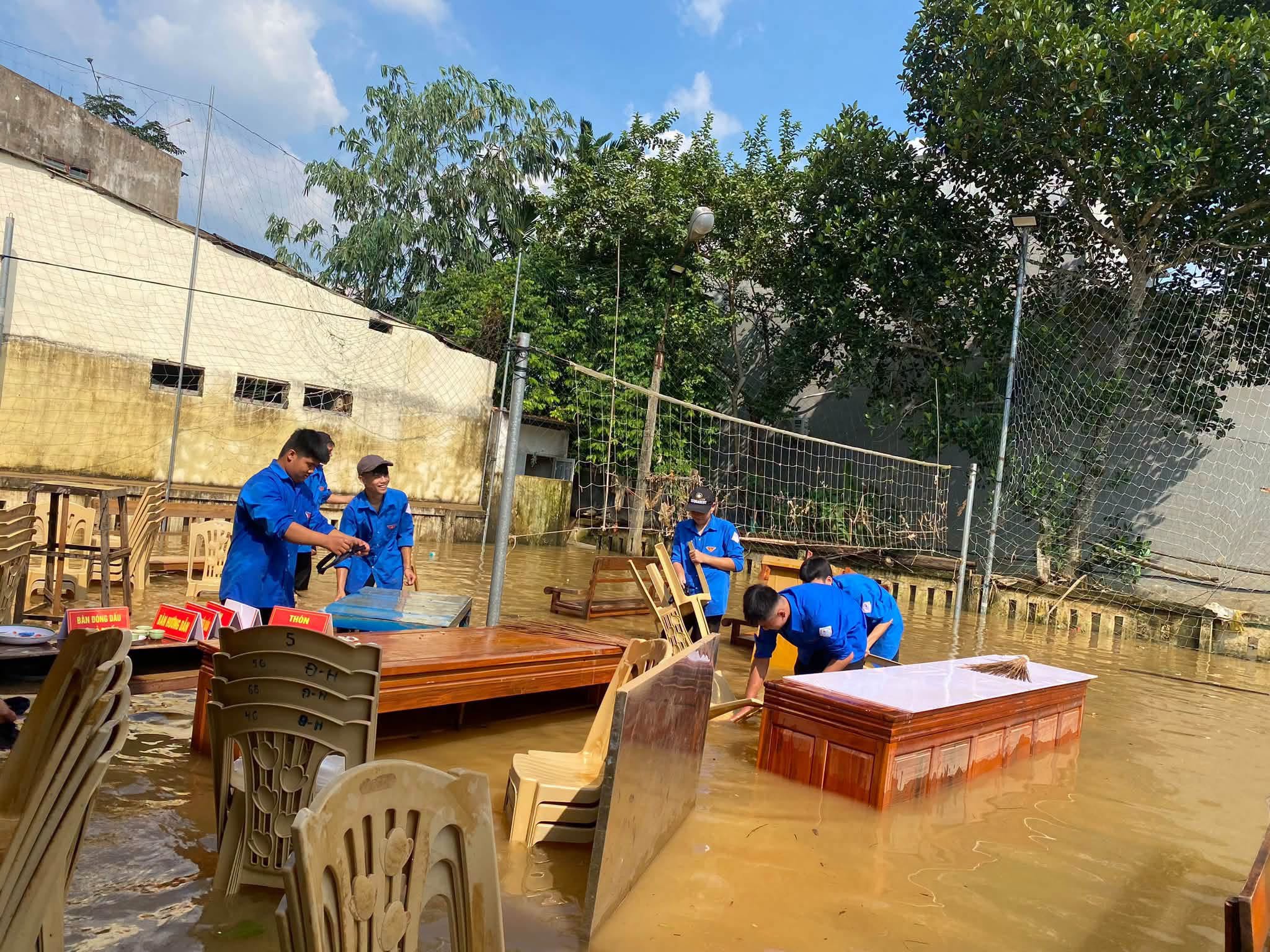 Người dân vùng lũ trở về dọn nhà, học sinh trở lại trường sau mưa lũ- Ảnh 2.