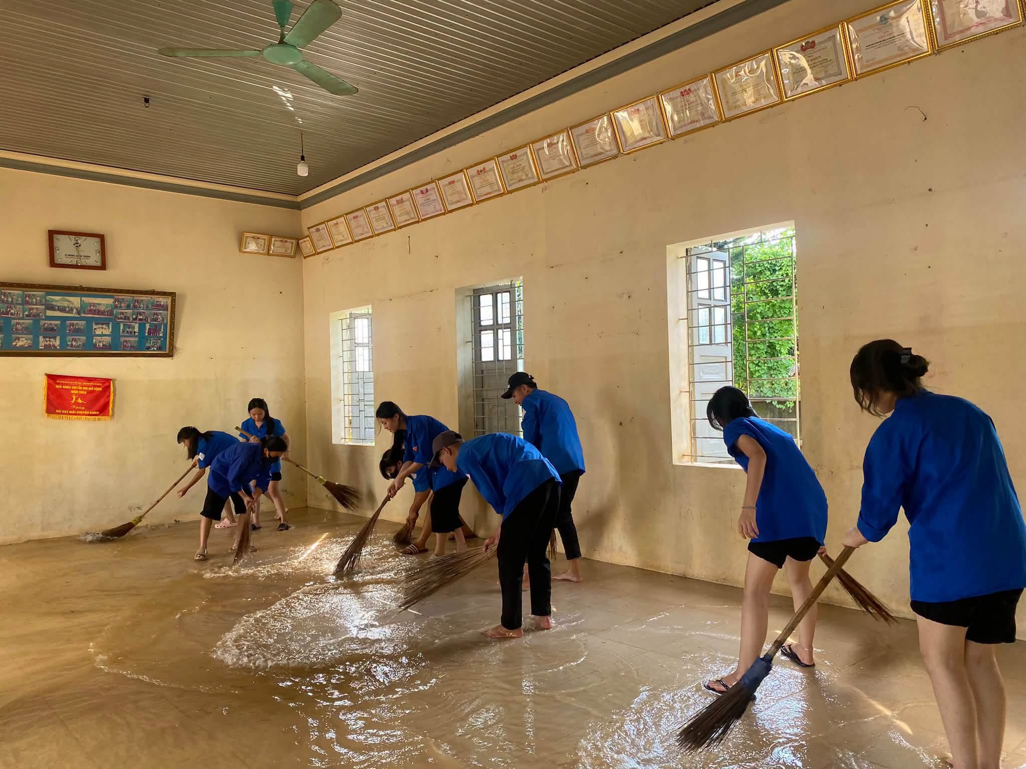 Người dân vùng lũ trở về dọn nhà, học sinh trở lại trường sau mưa lũ- Ảnh 1.
