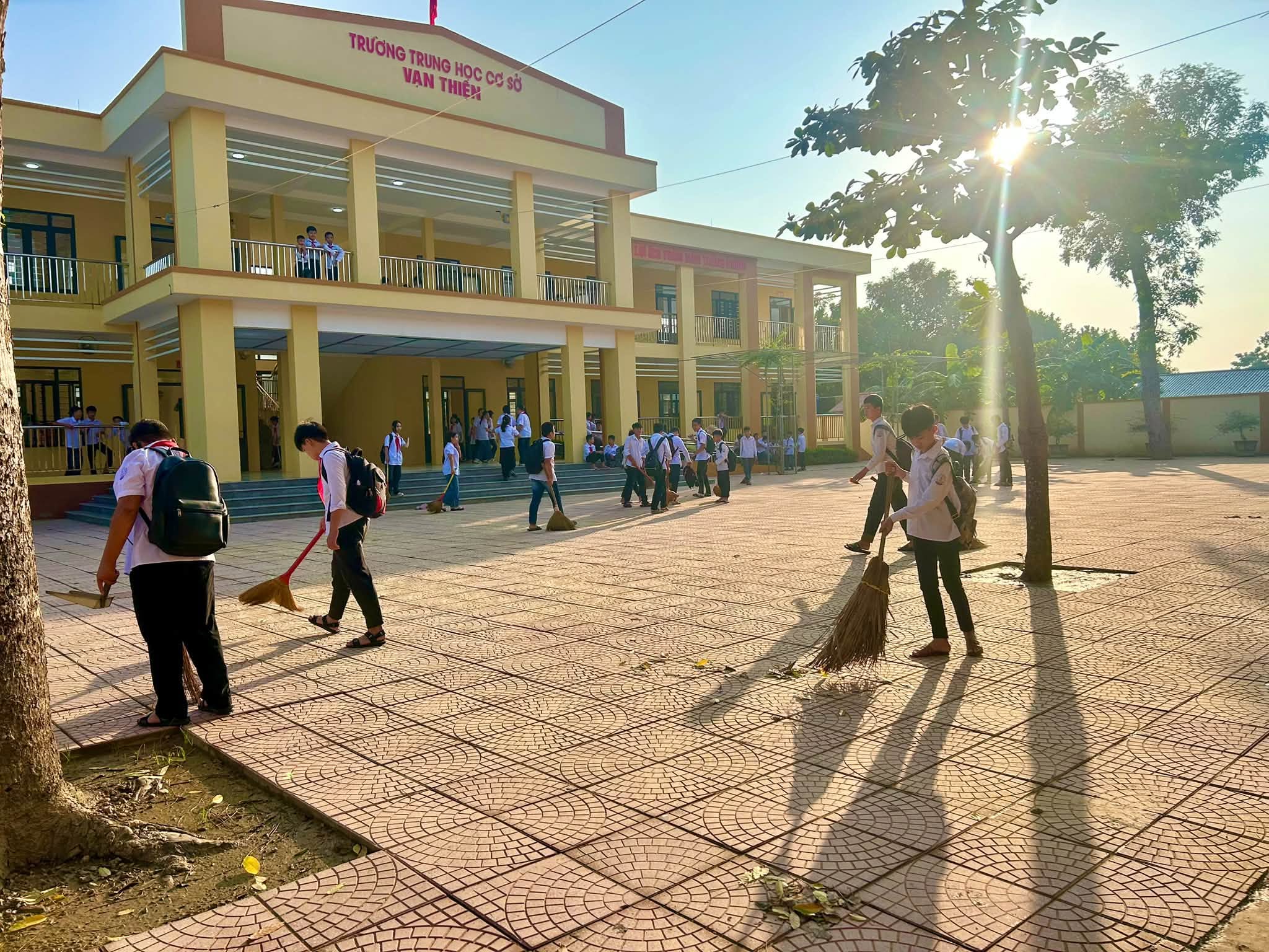 Người dân vùng lũ trở về dọn nhà, học sinh trở lại trường sau mưa lũ- Ảnh 9.