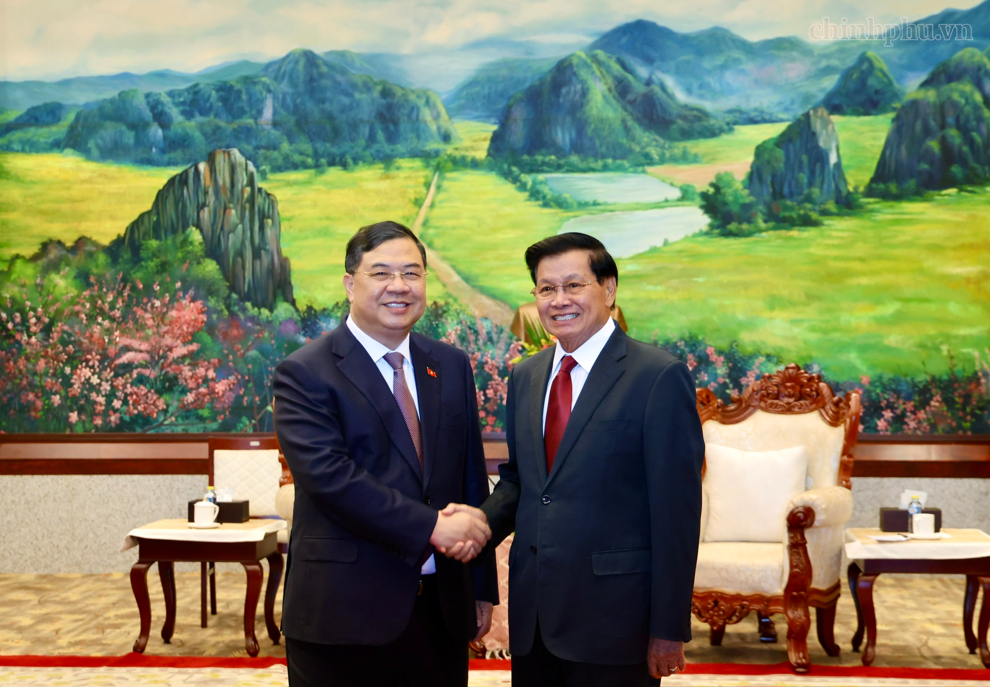Phó Thủ tướng Phạm Gia Túc chào Tổng Bí thư, Chủ tịch nước và Thủ tướng Lào - Ảnh 1.