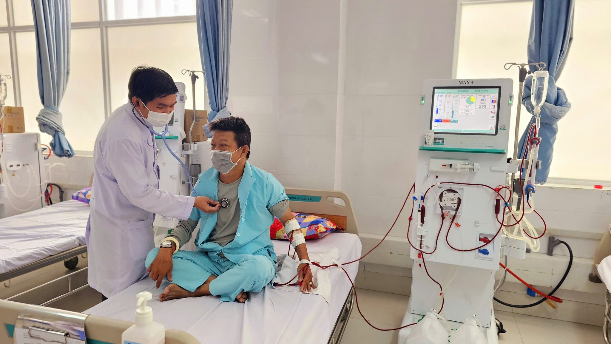 Tp.HCM đề xuất hỗ trợ 100% chi phí trả BHYT cho người chạy thận yếu thế- Ảnh 2.