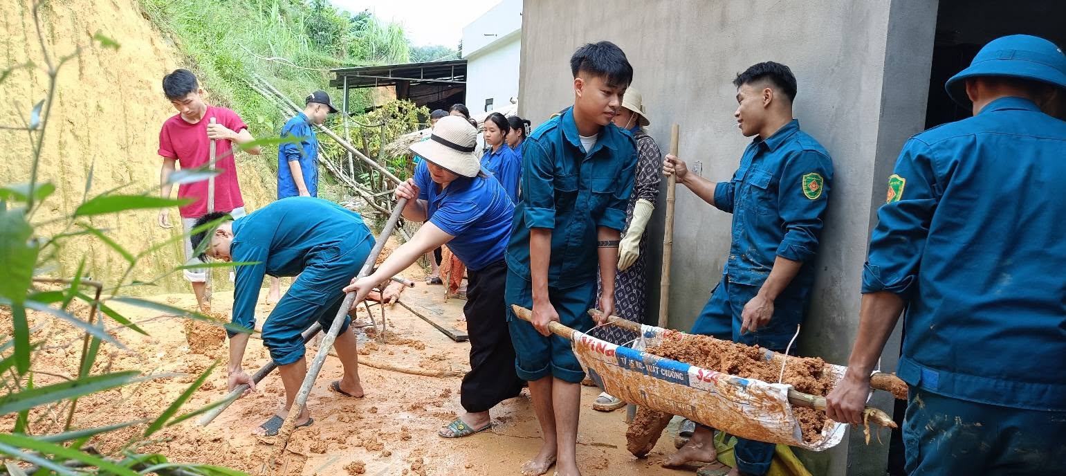 Người dân vùng lũ trở về dọn nhà, học sinh trở lại trường sau mưa lũ- Ảnh 5.