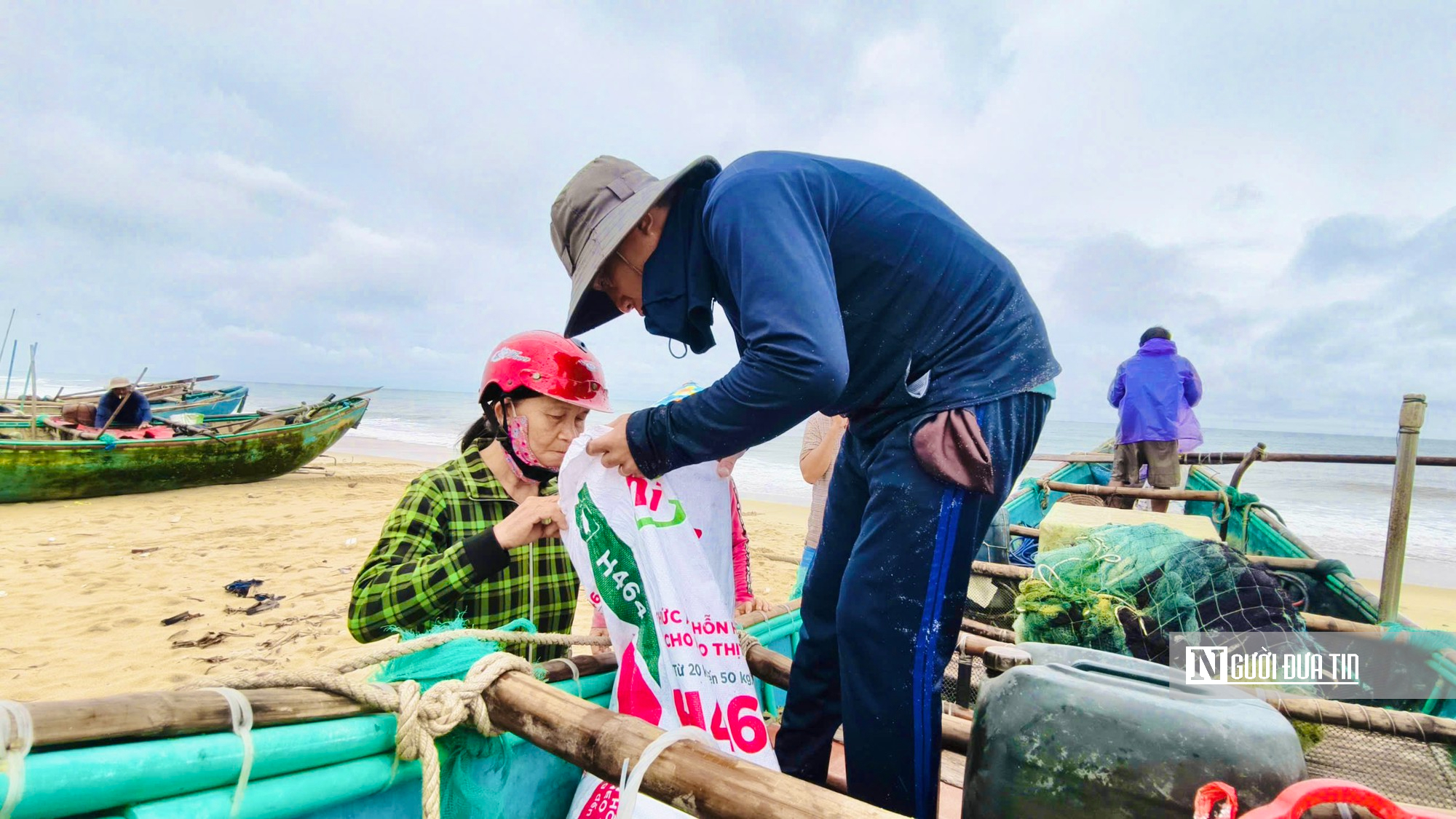 Quảng Ngãi: Săn "mực đuổi" mùa biển động, ngư dân thu tiền triệu mỗi ngày- Ảnh 9.