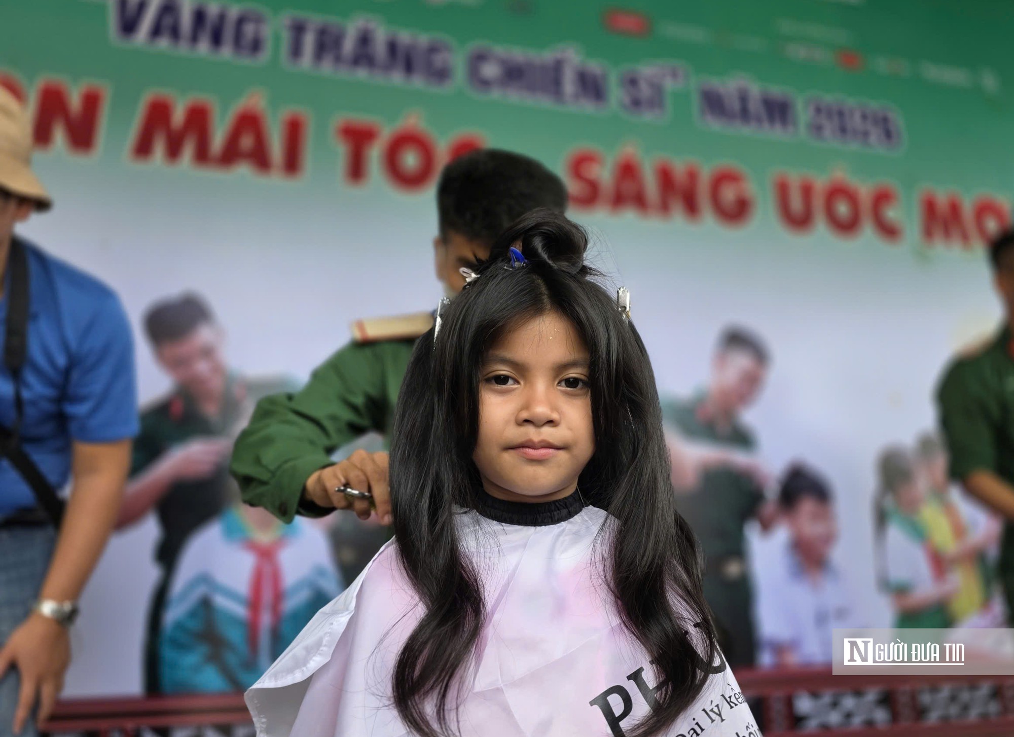 M&ugrave;a Trung thu, bộ đội mở tiệm t&oacute;c cho trẻ em miền n&uacute;i T&acirc;y Giang - Ảnh 1.