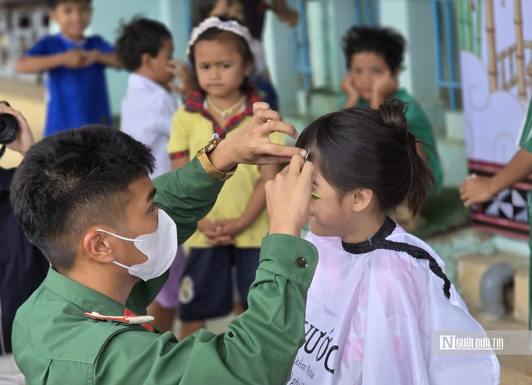 M&ugrave;a Trung thu, bộ đội mở tiệm t&oacute;c cho trẻ em miền n&uacute;i T&acirc;y Giang - Ảnh 2.